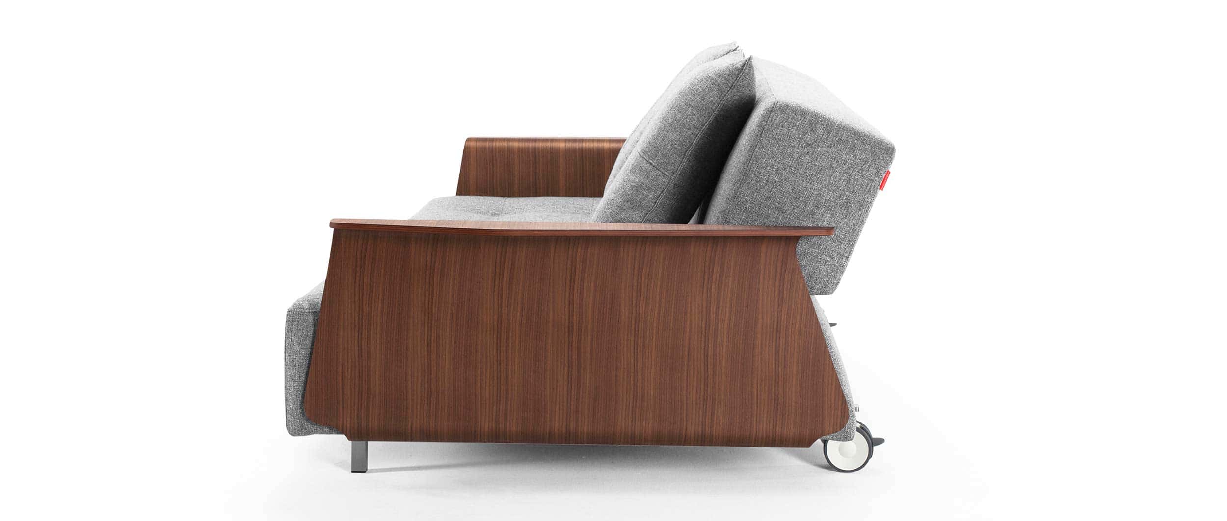 Die Walnussholzfurnier-Armlehnen verleihen dem LONG HORN EXCESS Sofa einen Vintage-Stil