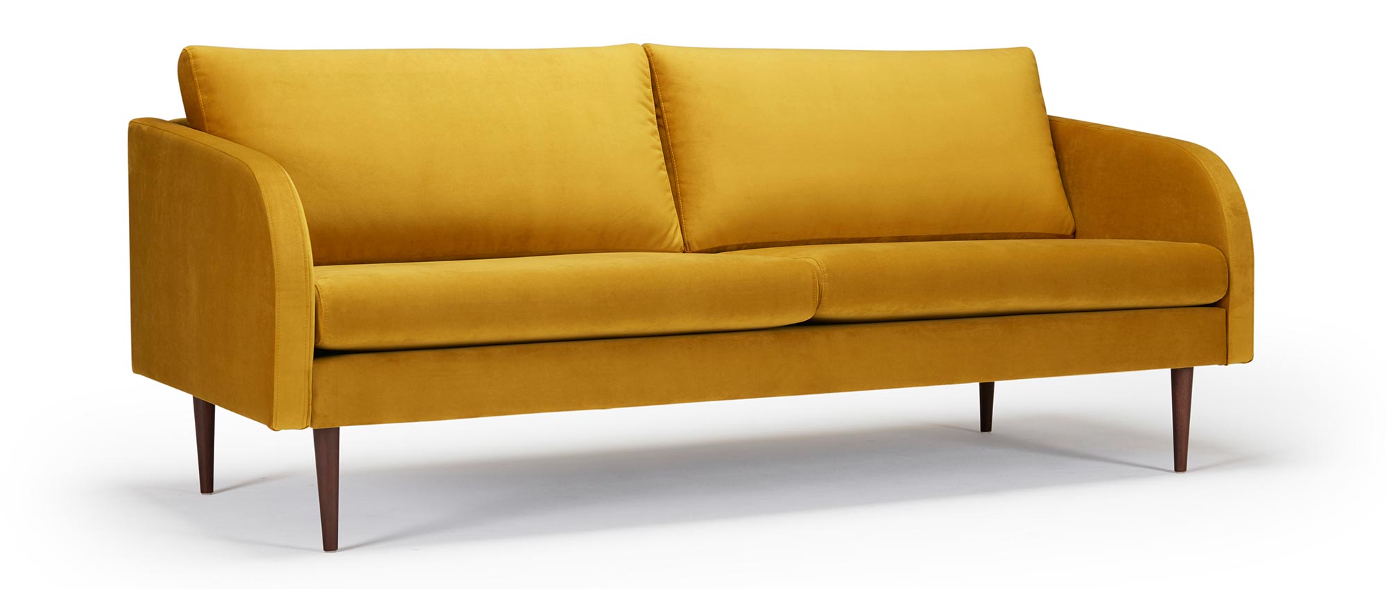 Die BERGEN 3-Sitzer Couch mit Eichenholzfüßen dunkelbraun gebeizt