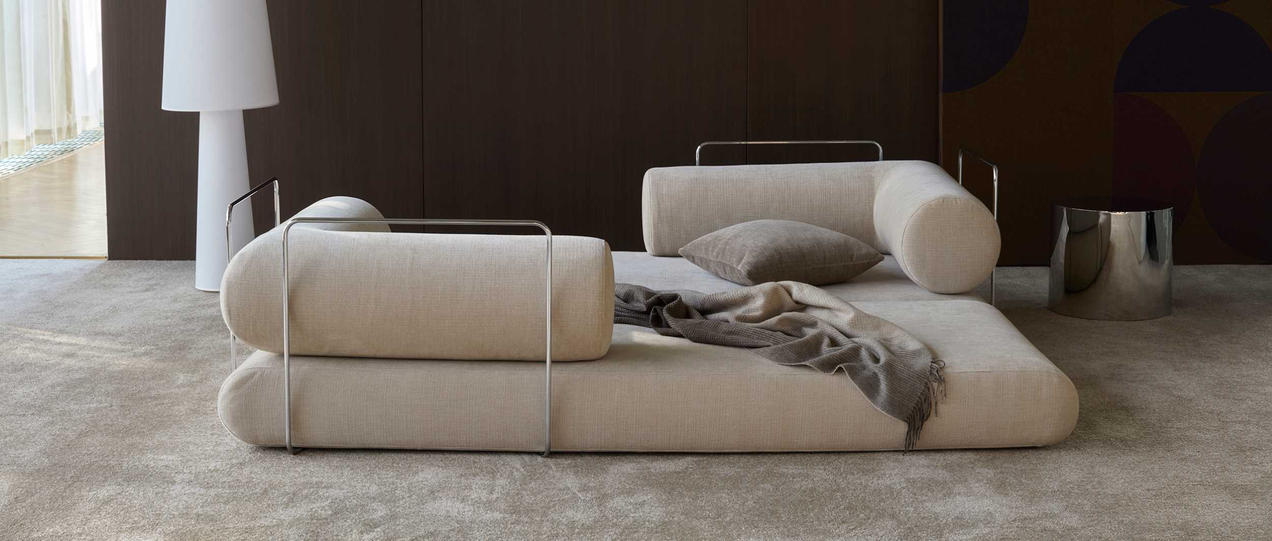 Die Chrombügel des CIRCLUS Schlafsofas von Innovation lassen sich in verschiedenen Positionen einsetzen