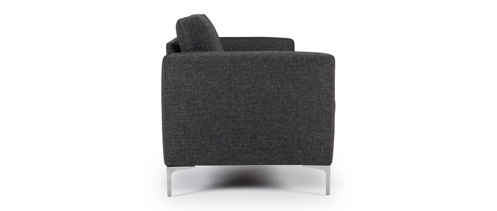 Das TRELLEBORG Sofa hat breite Armlehnen und schmale Metallfüße