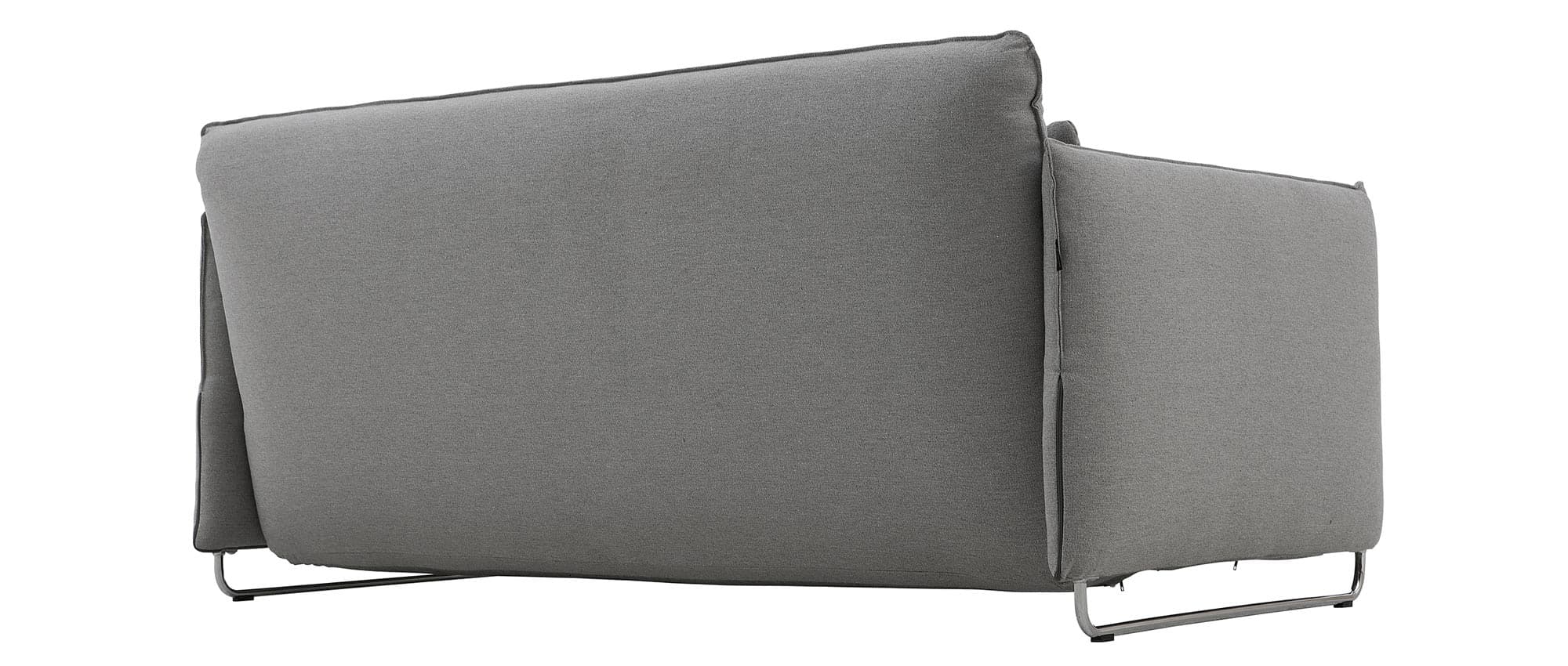 Durch die komplett bezogene Rückseite kann das CORD Sofa auch frei im Raum stehend genutzt werden
