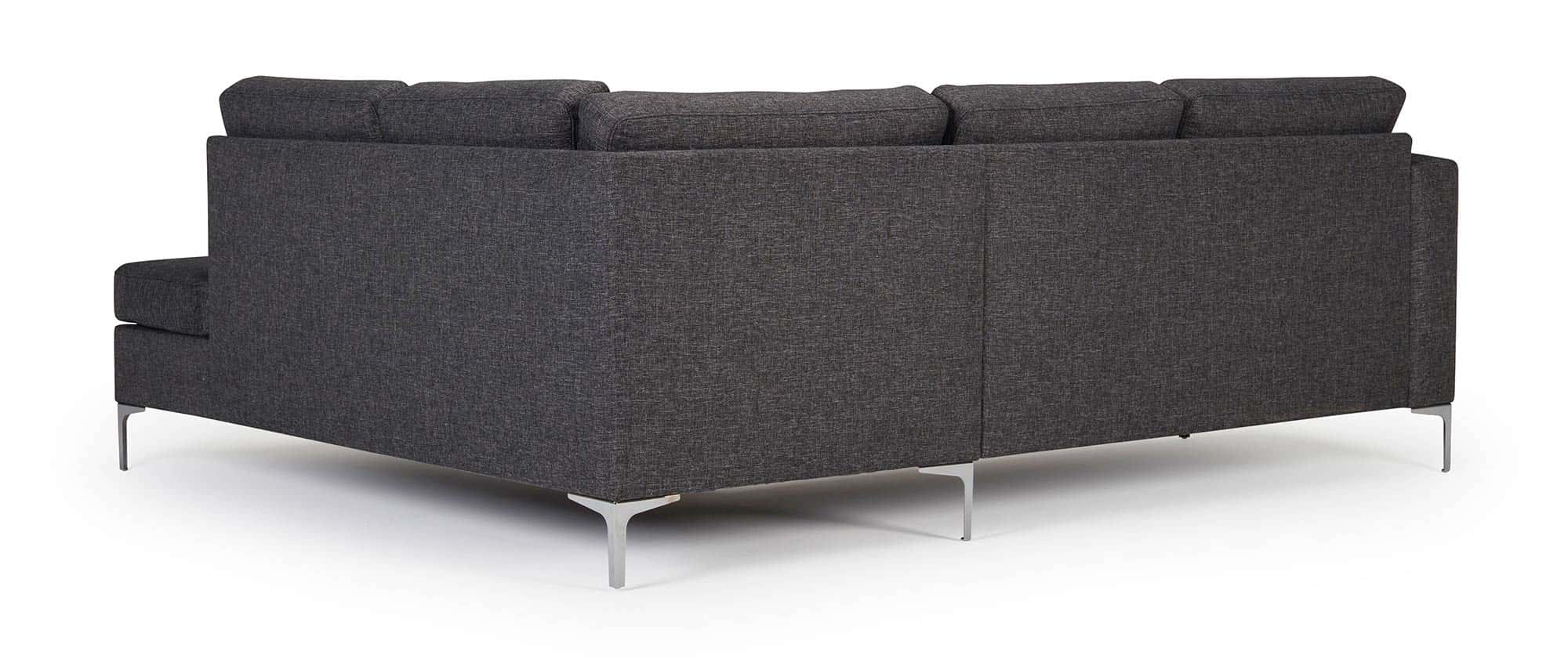 Das TRELLEBORG Sofa mit Eckanbau ist auch auf der Rückseite in Ihrer Stoffauswahl bezogen