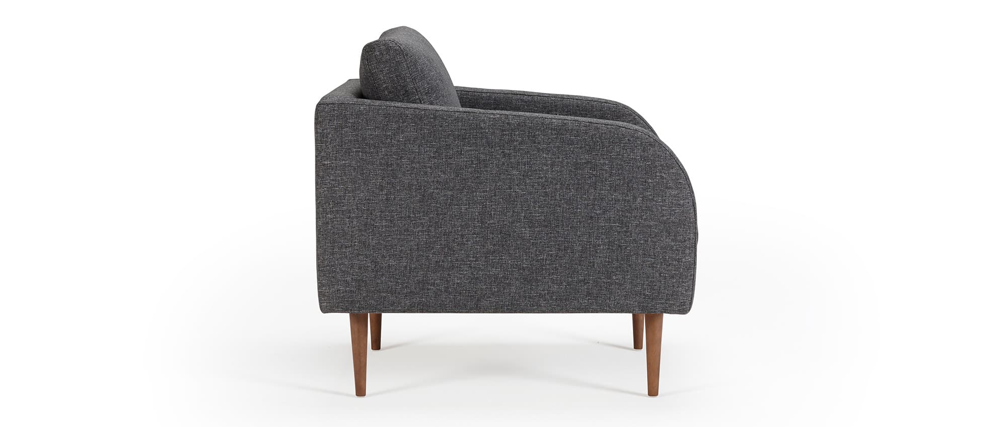 Die spitzen Füße verleihen dem Sessel eine elegante Form
