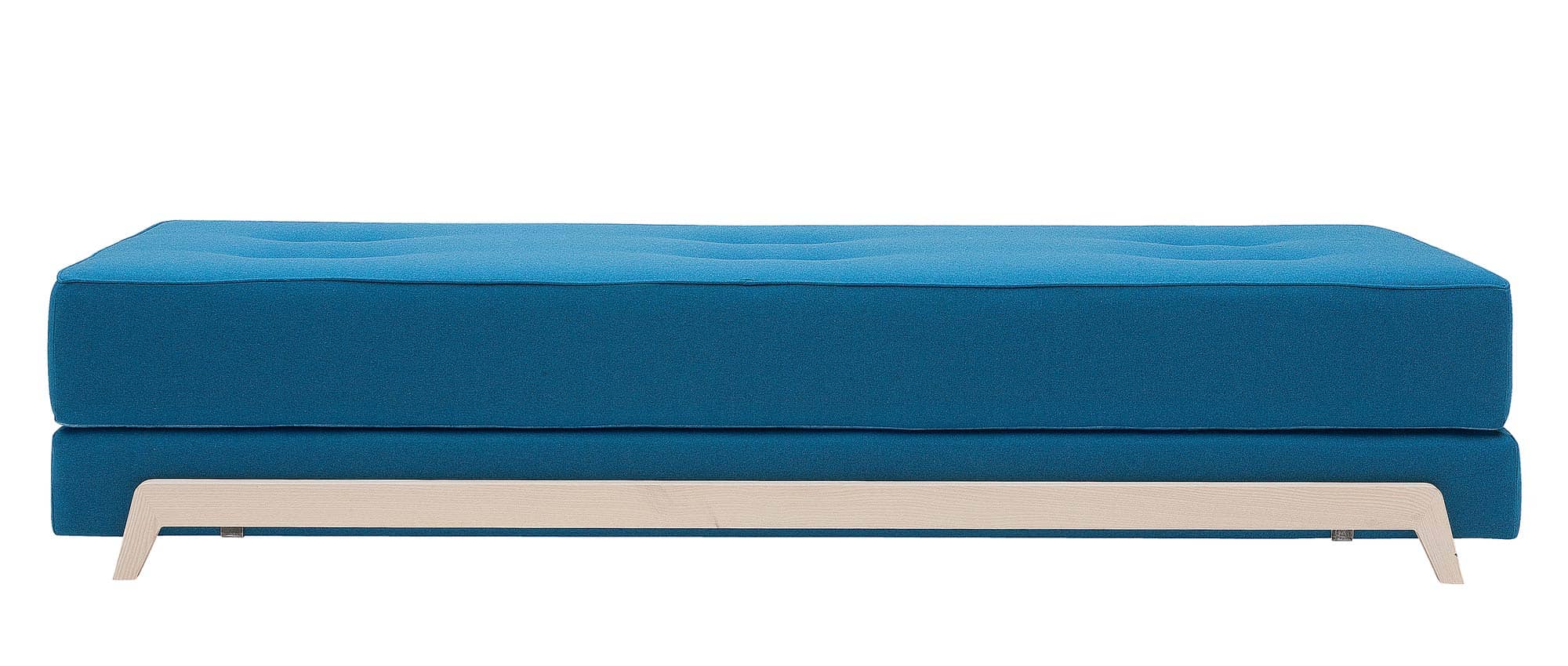 Für das FRAME Schlafsofa von Softline gibt es eine große Stoff- und Kunstlederauswahl