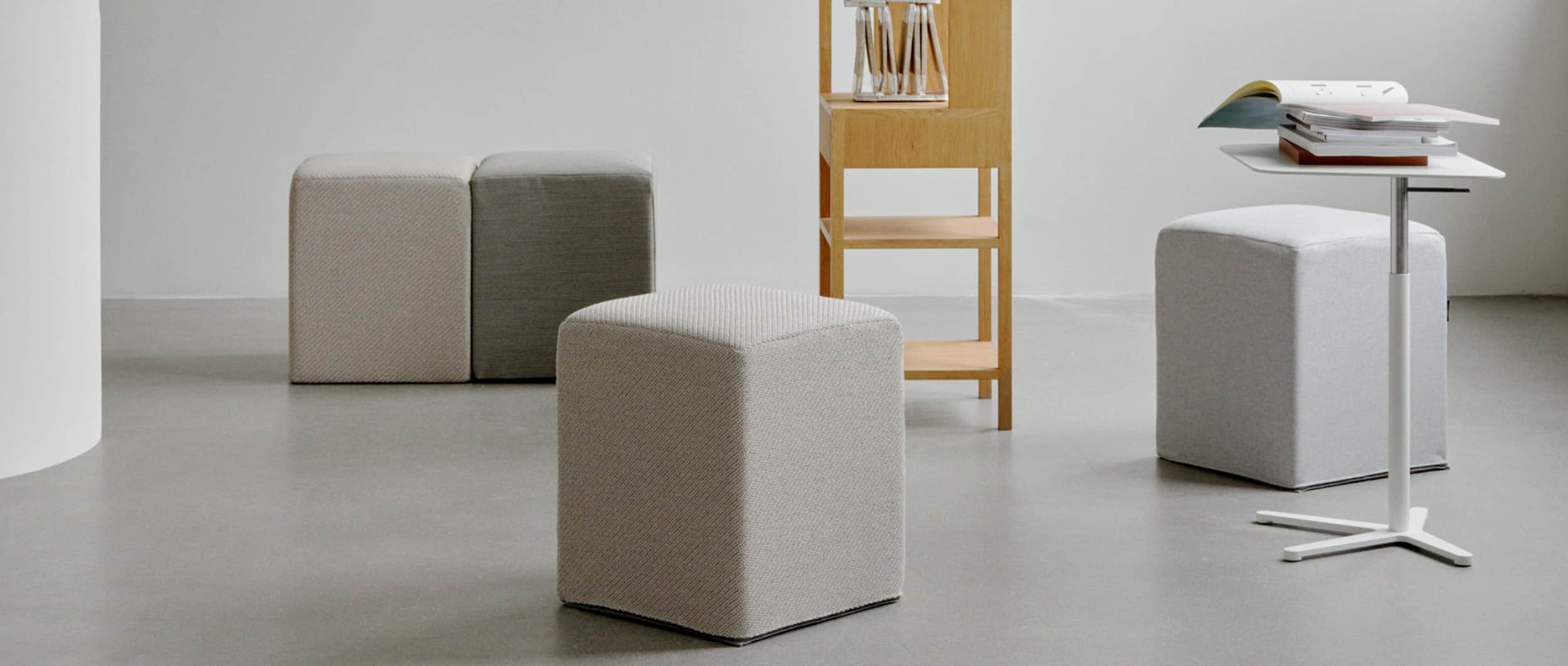 Der Sitzhocker POUF von Softline ist in verschiedenen Stoffen erhältlich und ist bestens geeignet, um die eigene Sitzlandschaft zu gestalten