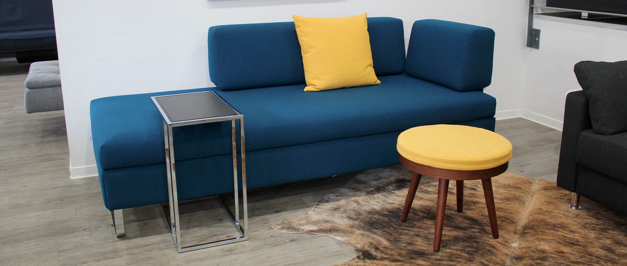 Den Beistelltisch CLUB von Swiss Plus gibt es optional hier im Shop als praktisches Zubehör zum SINGOLO Daybed - Stoff Sole - Petrol - (422)