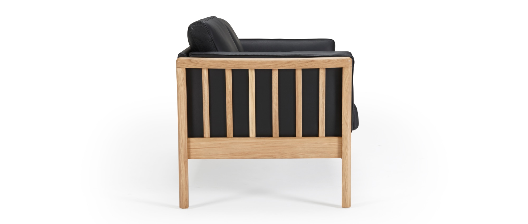 Das Designer Sofa STOCKHOLM mit Armlehnen und Füßen aus massivem Holz
