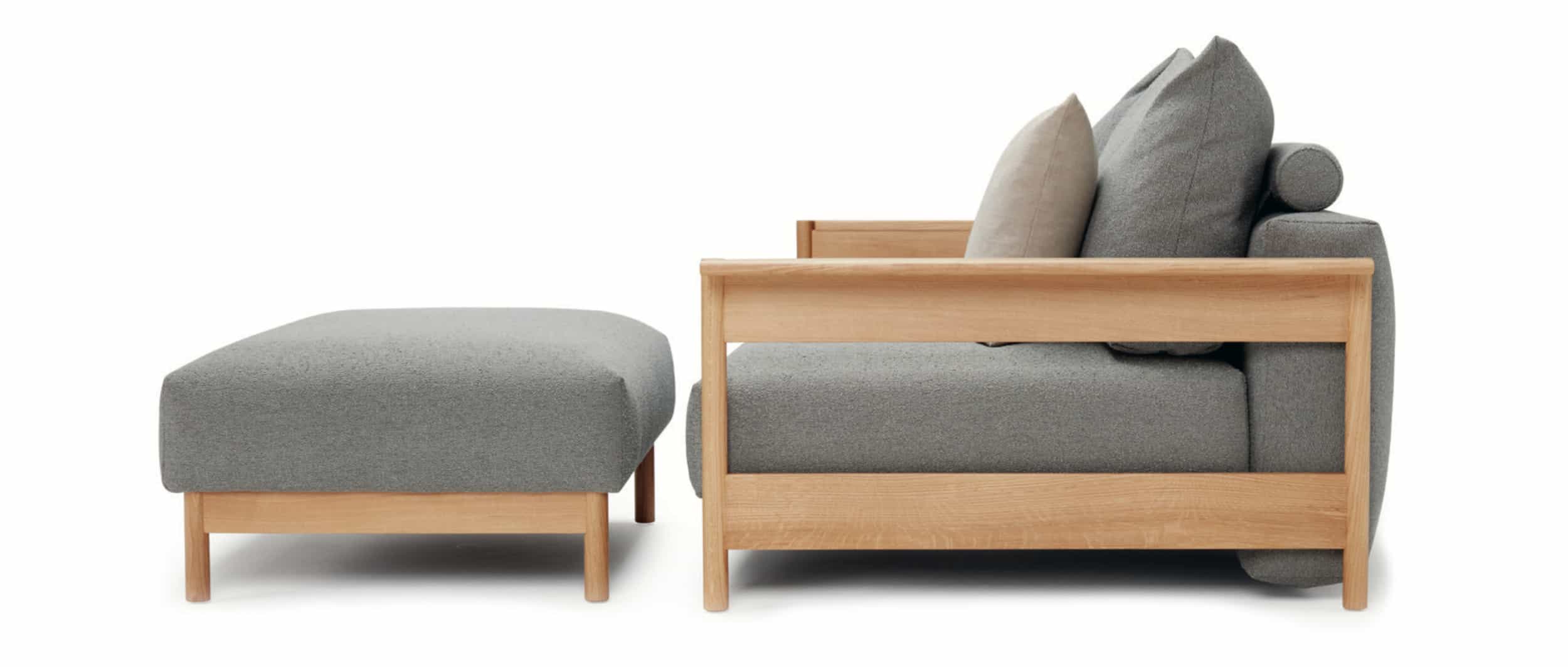 Der MALLOY WOOD Hocker lässt sich an das MALLOY WOOD Sofa anstellen, sodass Sie ein flexibles Eckschlafsofa haben