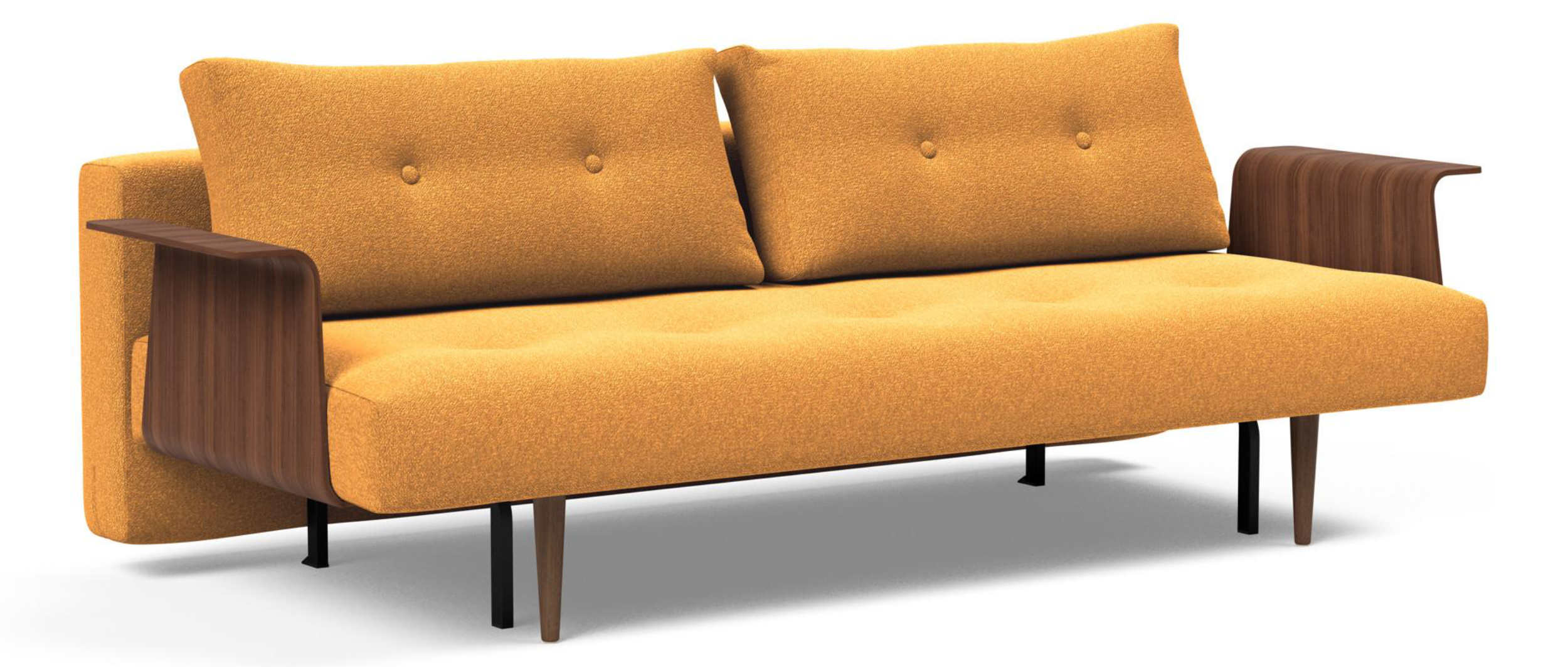 Das RECAST PLUS Schlafsofa von Innovation im Stoff Bouclé Ochre (536) und dunklen Holz Armlehnen
