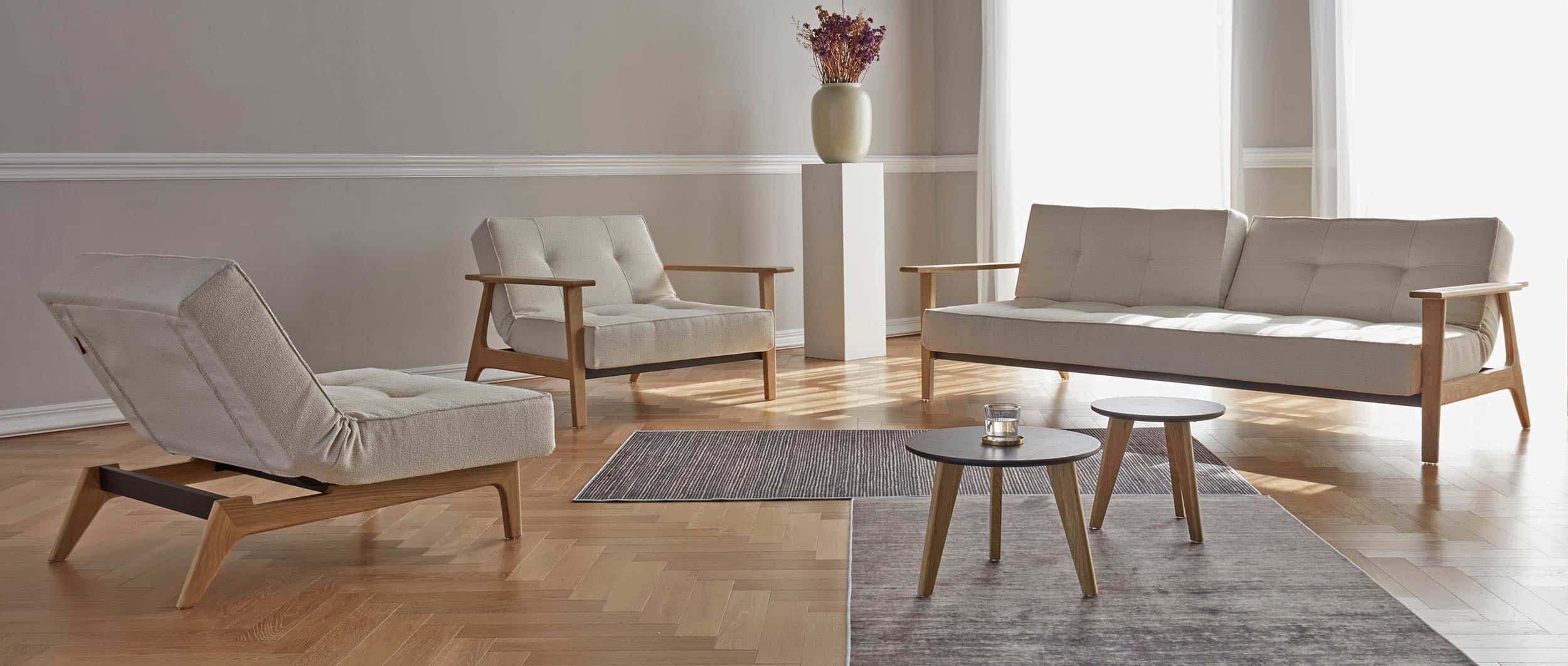 Wohnlandschaft mit SPLITBACK FREJ Sofa und SPLITBACK Sesseln im Stoff Bouclé Off White (531)