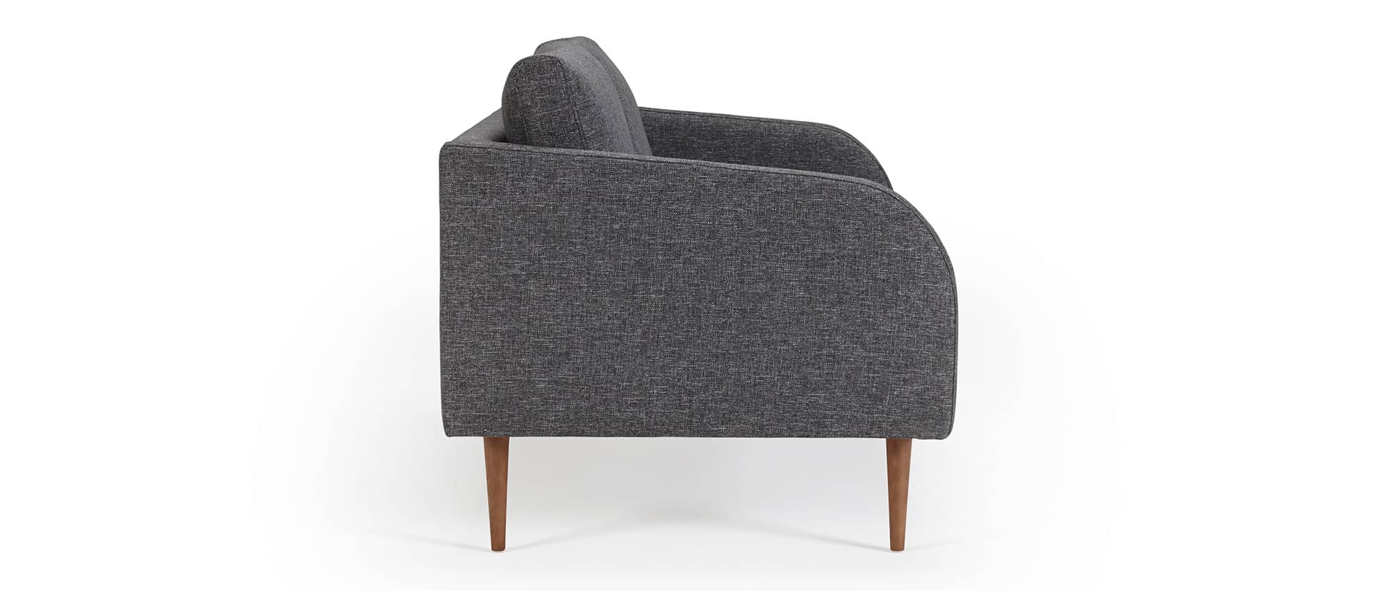 Das BERGEN Sofa hat abgerundete Armlehnen und elegante Holzfüße