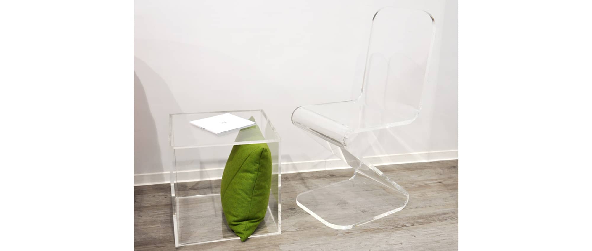 Moderner Acrylglas-Stuhl als stilvolles Statement im Wohnraum