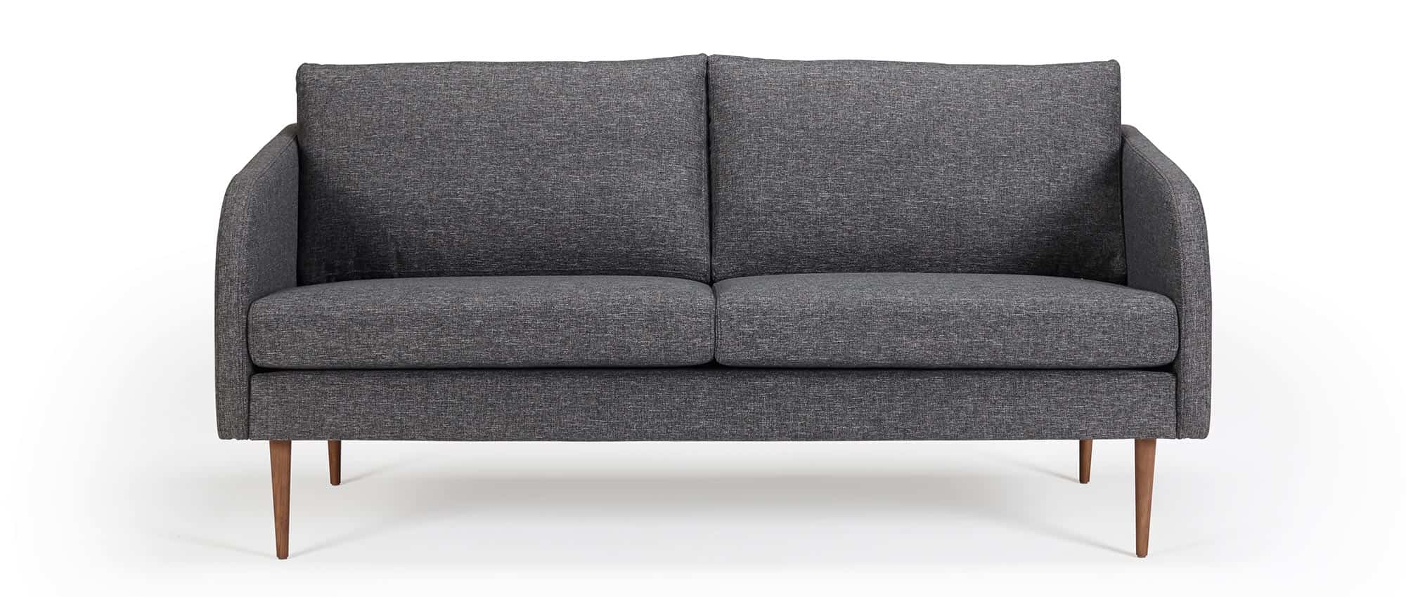 Das 2,5-Sitzer Sofa mit abgerundeten Armlehnen und Holzfüßen aus massivem Eichenholz dunkelbraun gebeizt