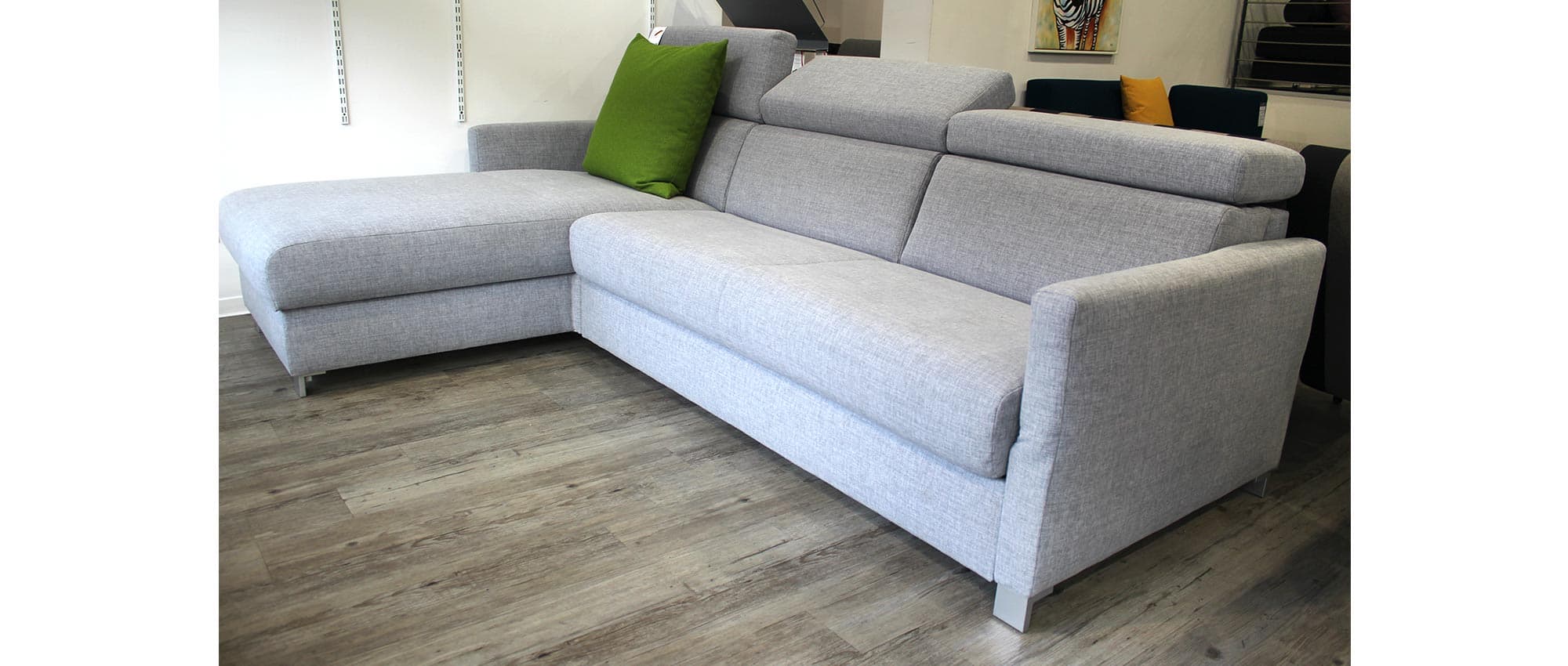 Das MÜNCHEN DELUXE Ecksofa im hellgrauem Stoff