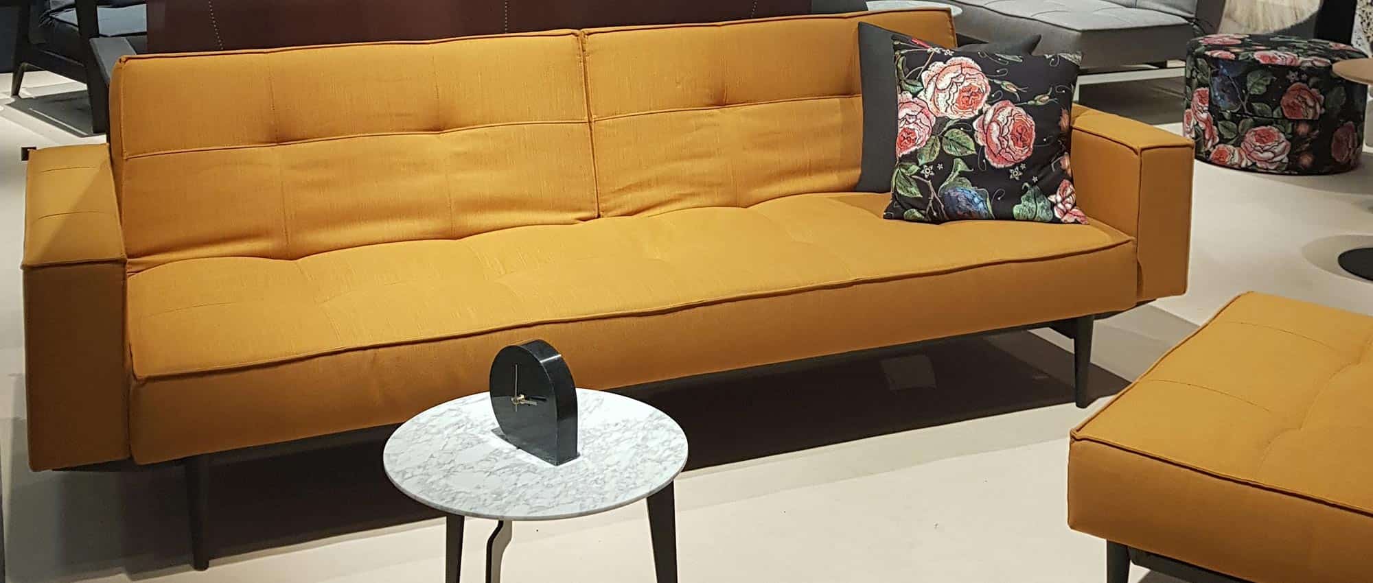 Das Schlafsofa SPLITBACK im Stoff Elegance Burned Curry (507) mit schwarzen Styletto-Holzbeinen
