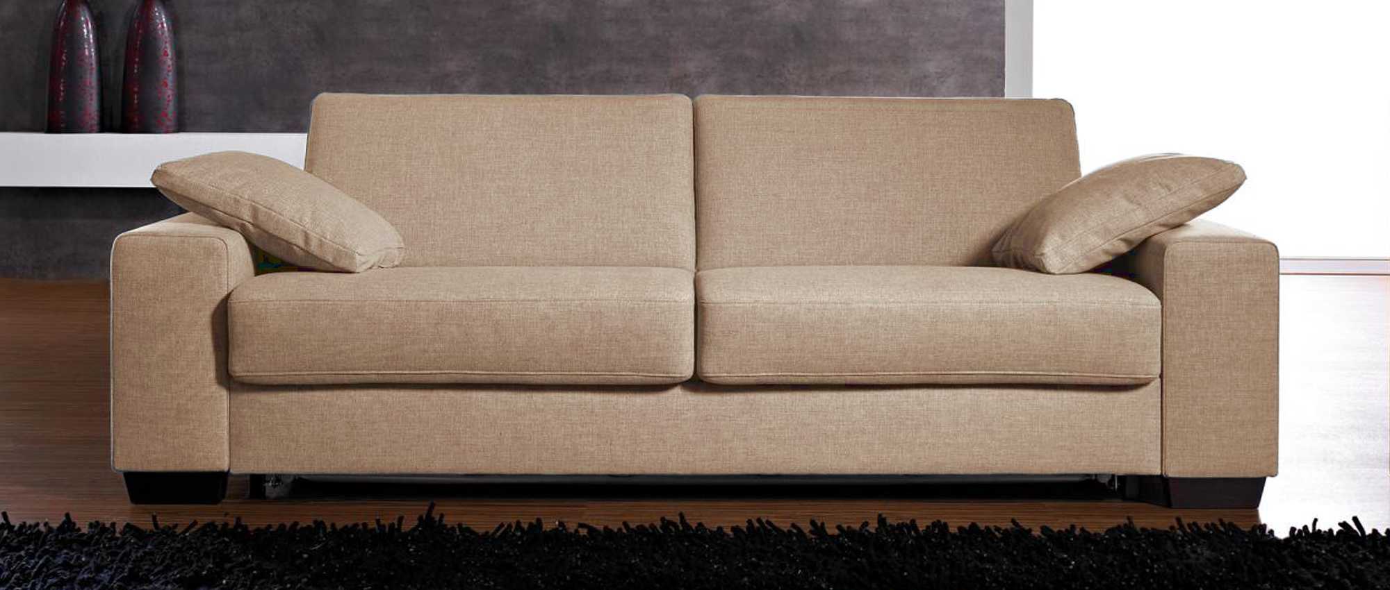 Das AMSTERDAM DELUXE Schlafsofa mit breiten Armlehnen und Armlehnenkissen