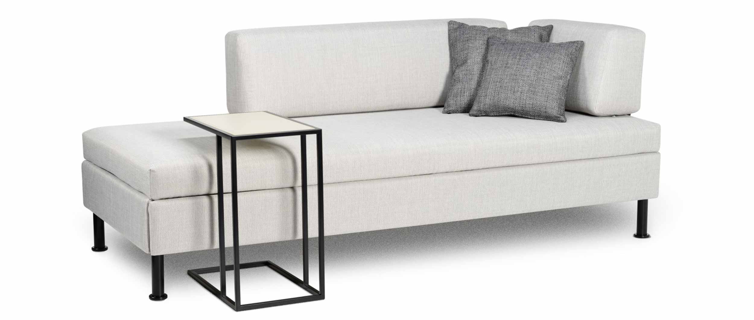 Das SINGOLO Daybed mit den Rundfüßen in schwarz matt, dazu passend der CLUB Tisch von Swiss Plus im mattschwarzen Metall und mit der Auflage aus cremefarbenem Leder