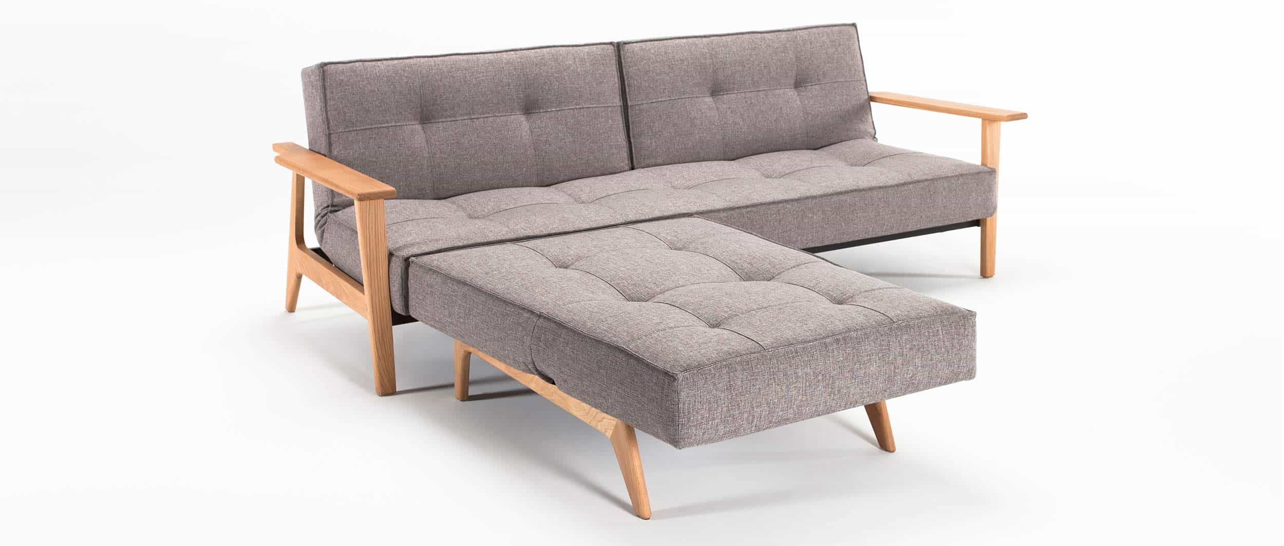 Das SPLITBACK FREJ Sofa mit hellen Eichenholzarmlehnen und passendem Sessel (heruntergeklappt) mit hellen Eik - Eichenholzbeinen - Stoff Mixed Dance Grau (521)