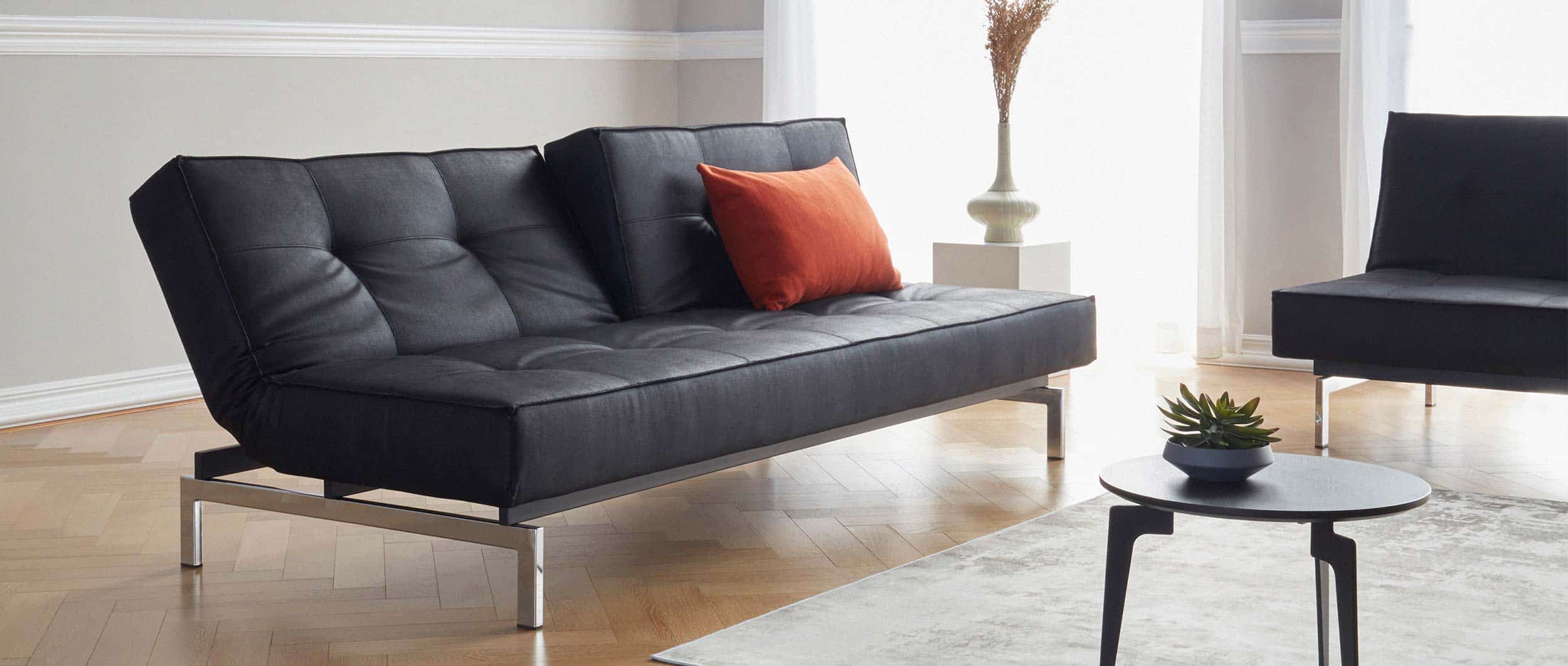 Das SPLITBACK Schlafsofa von Innovation mit Chromfüßen als Sonderanfertigung in Kunstleder Faunal Black (550)