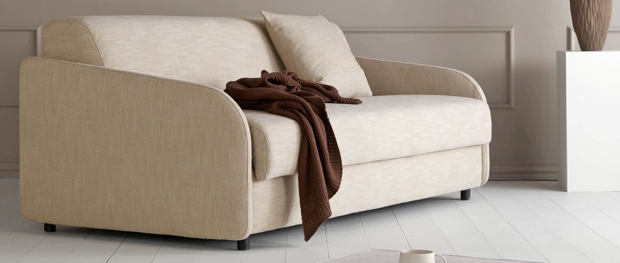Das Schlafsofa EIVOR von Innovation ist ein kompaktes, praktisches Schlafsofa für viele Einsatzbereiche
