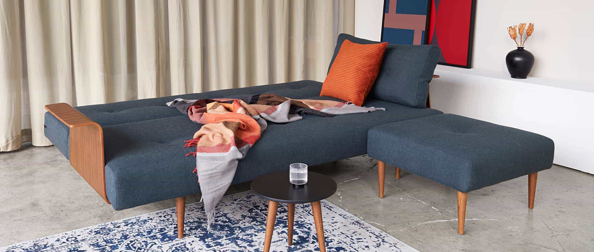 Der RECAST Hocker von Innovation angestellt an das RECAST Schlafsofa mit Armlehnen