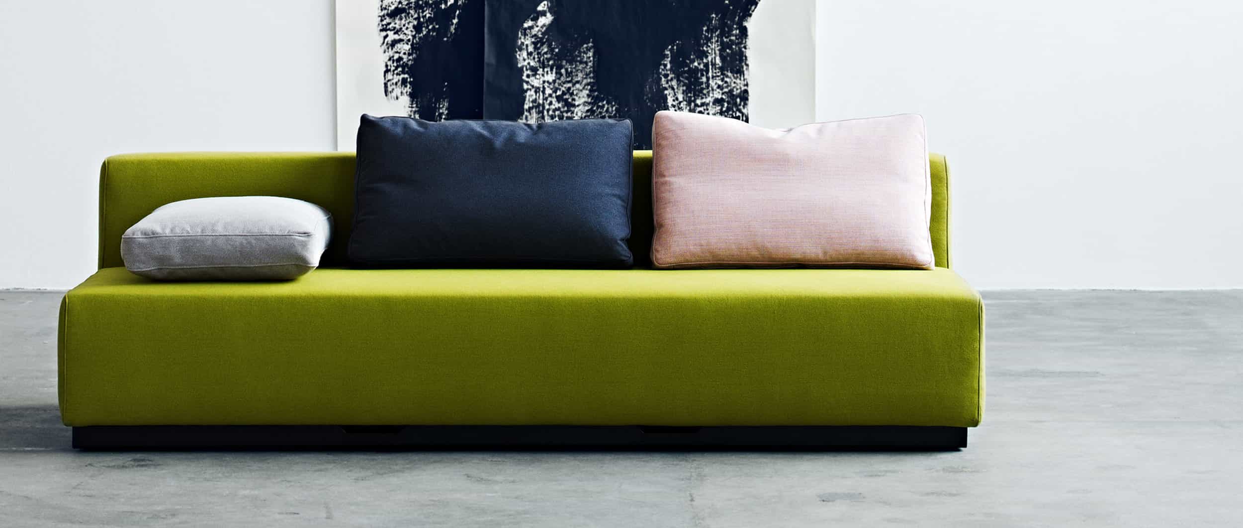 Das Softline NEVADA 3 Personen Schlafsofa mit kontrastfarbigen NEVADA Kissen