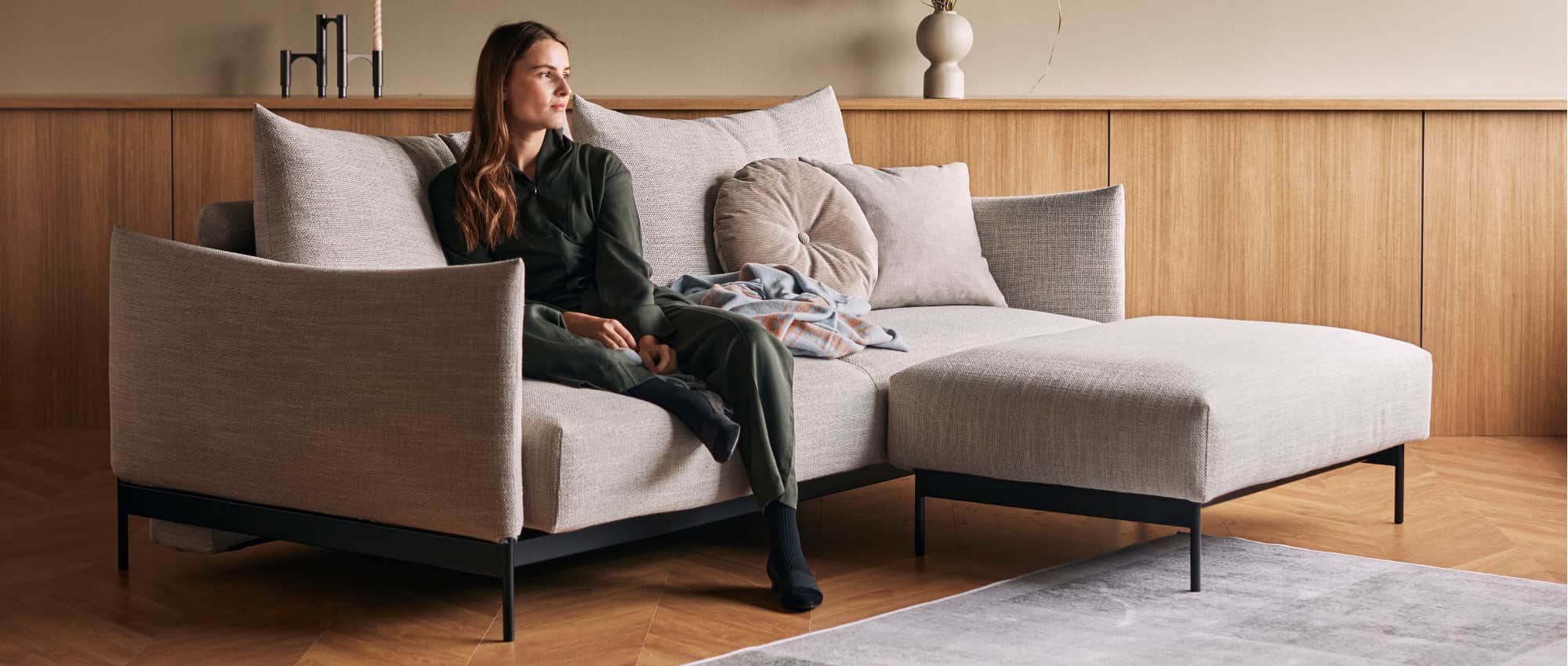 Das MALLOY Schlafsofa mit dem MALLOY Fußhocker von Innovation kombiniert - eine flexible Ecksofa-Lösung