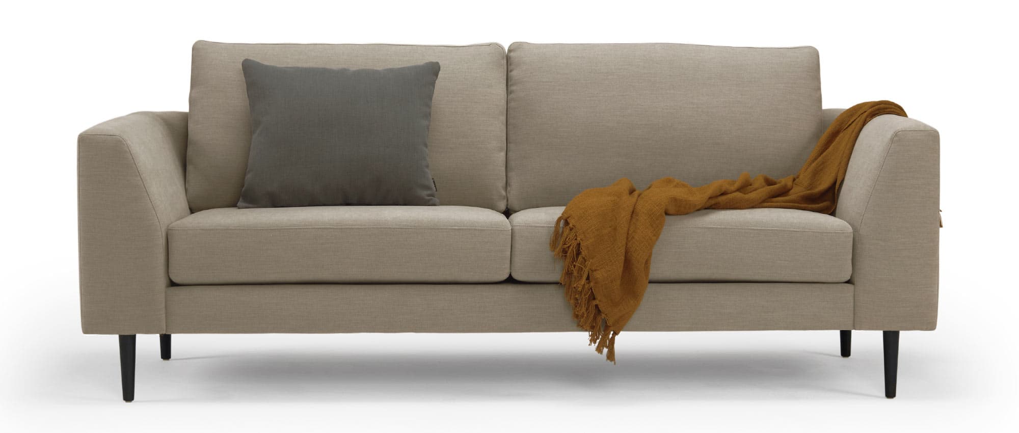 Hier das TRONDHEIM 2,5-Sitzer Designer Sofa mit schrägen Armlehnen und spitzen Holzfüßen in Eiche schwarz und im Stoff Uranus - Dusty Sand (571) gezeigt - der 2,5-Sitzer ist separat im Shop erhältlich