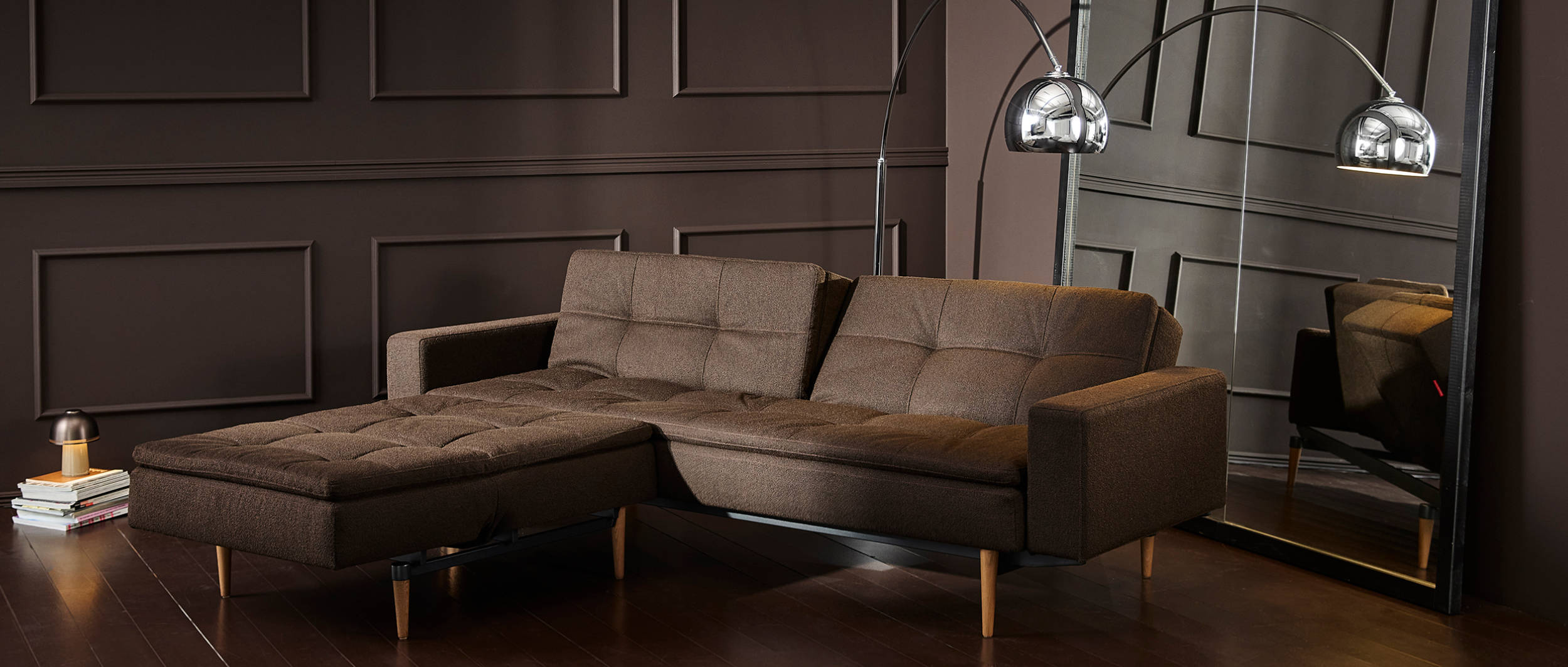 Das DUBLEXO Schlafsofa von Innovation mit Armlehnen wird mit einem passenden DUBLEXO Sessel zu einem gemütlichen und flexiblen Ecksofa