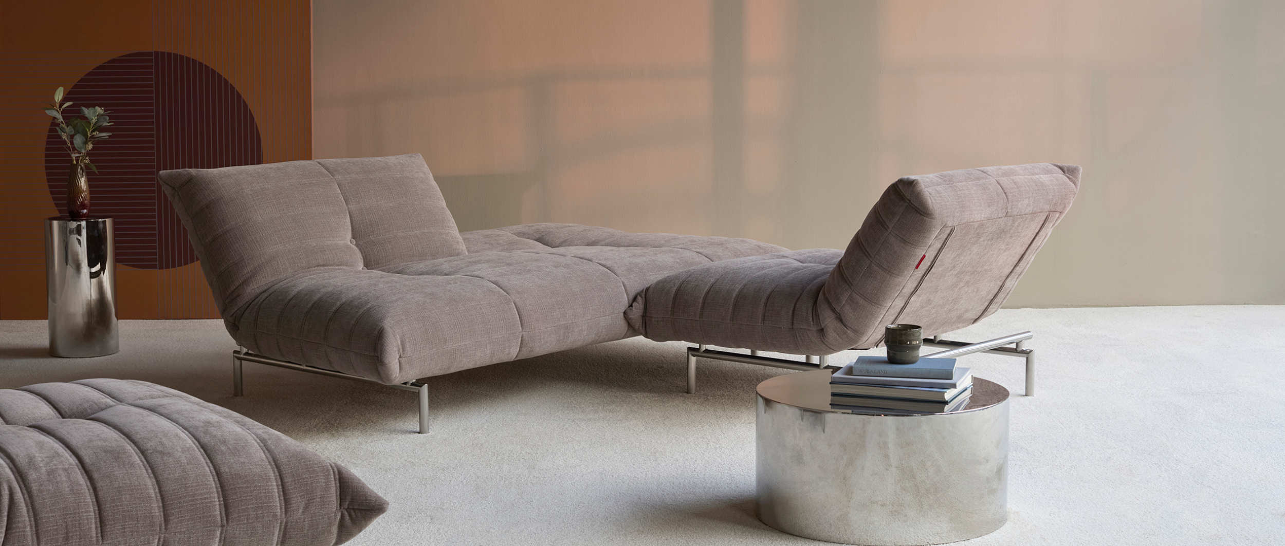 Das Innovation MIKUNJO Schlafsofa mit passendem Sessel – flexible Kombination für Sitzen, Loungen und Schlafen im modernen Wohnraum