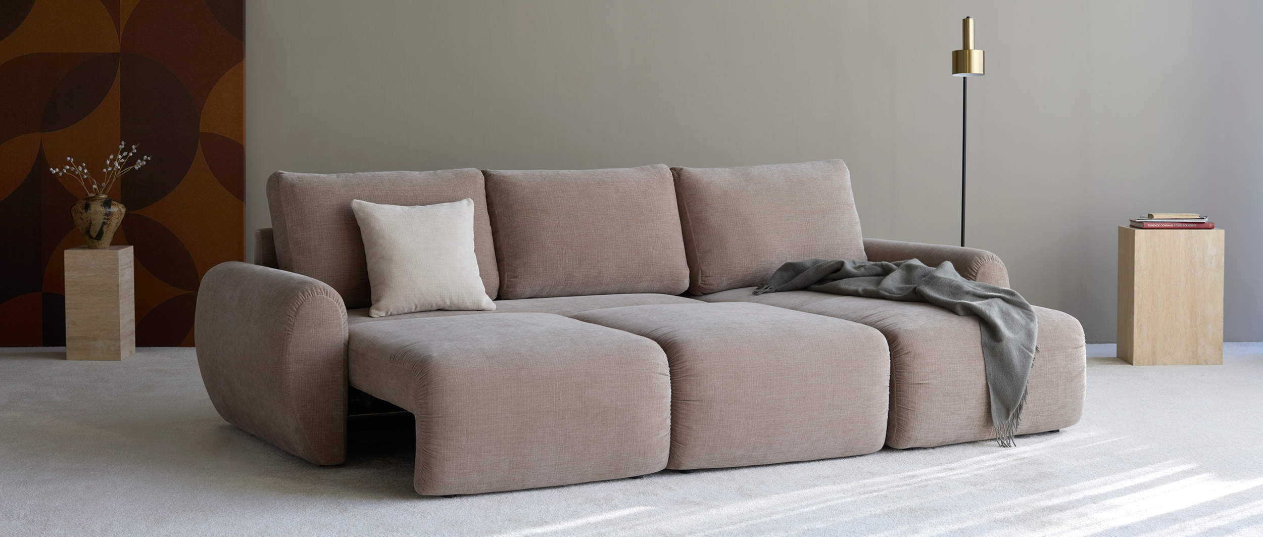 Durch einfaches Anheben der Sitzfläche lässt sich das Innovation NORUM Eckschlafsofa im Handumdrehen in ein komfortables Gästebett verwandeln