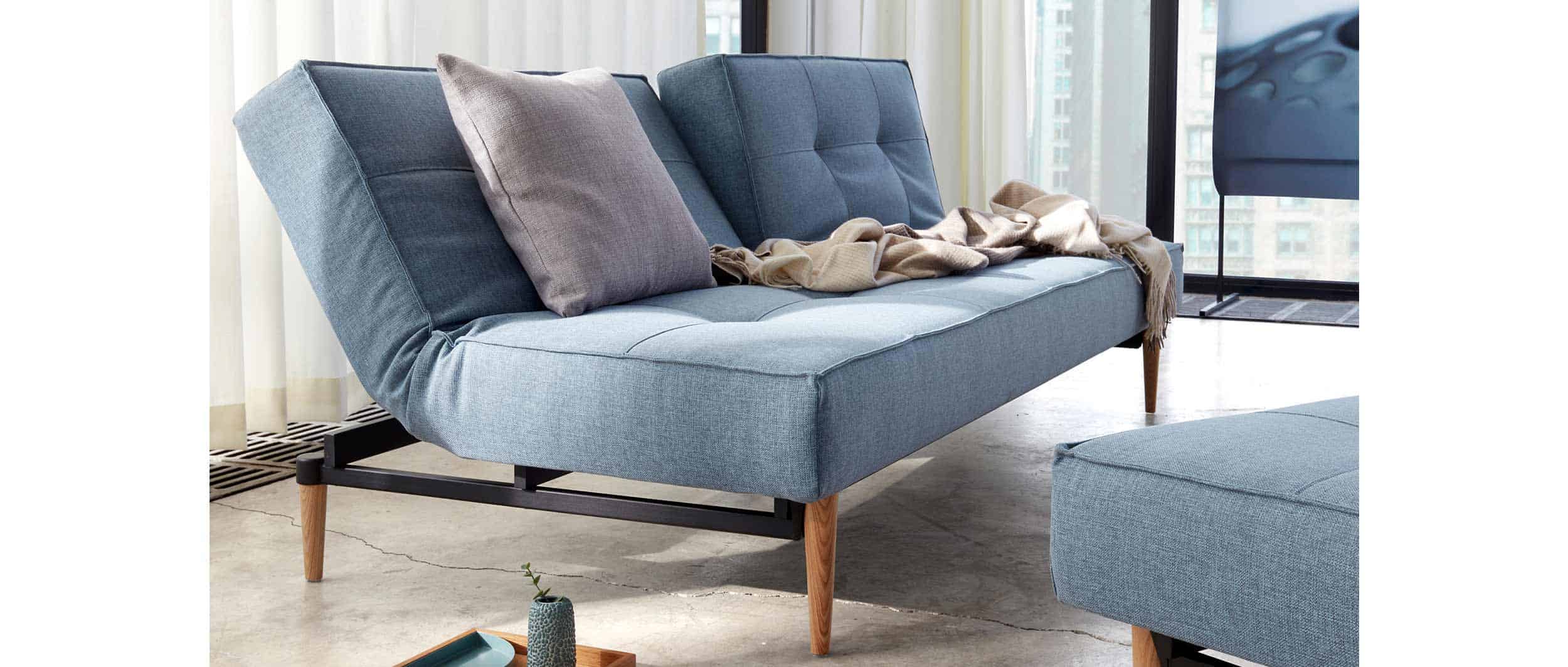 Das SPLITBACK mit dunkelbraunen Styletto Füßen im Stoff Mixed Dance Light Blue (525)