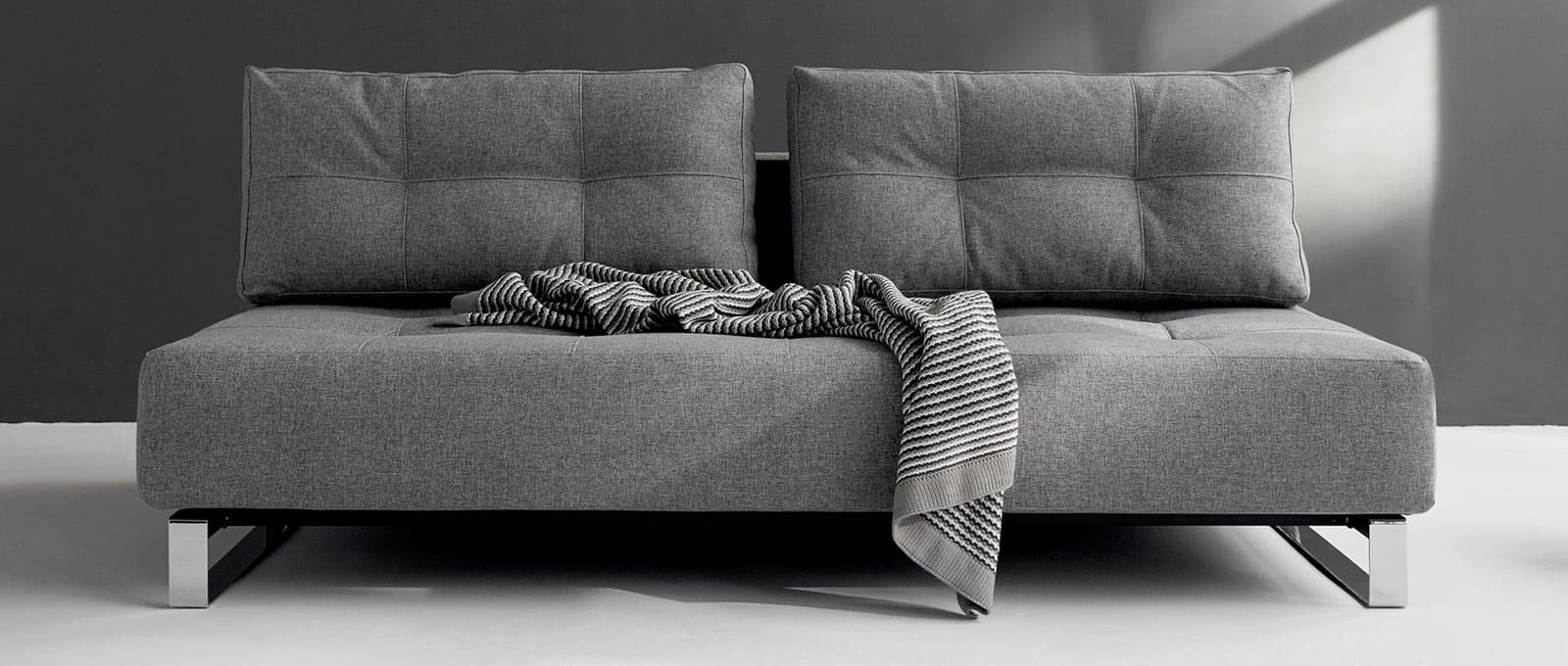 Mit seiner weichen Excess Taschenfederkern-Polsterung lädt das SUPREMAX DELUXE EXCESS LOUNGER Schlafsofa zum Verweilen ein