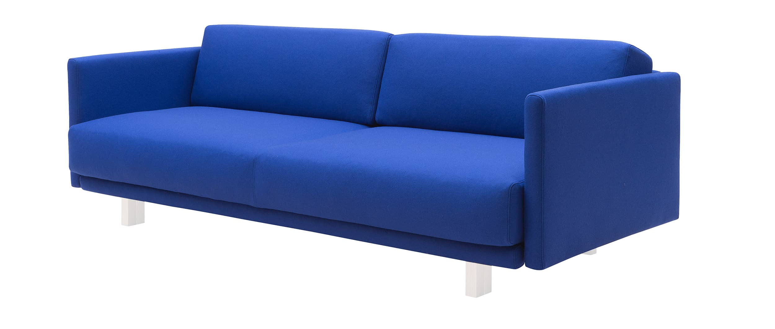 Die MEGHAN Couch von Softline mit weißen Beinen