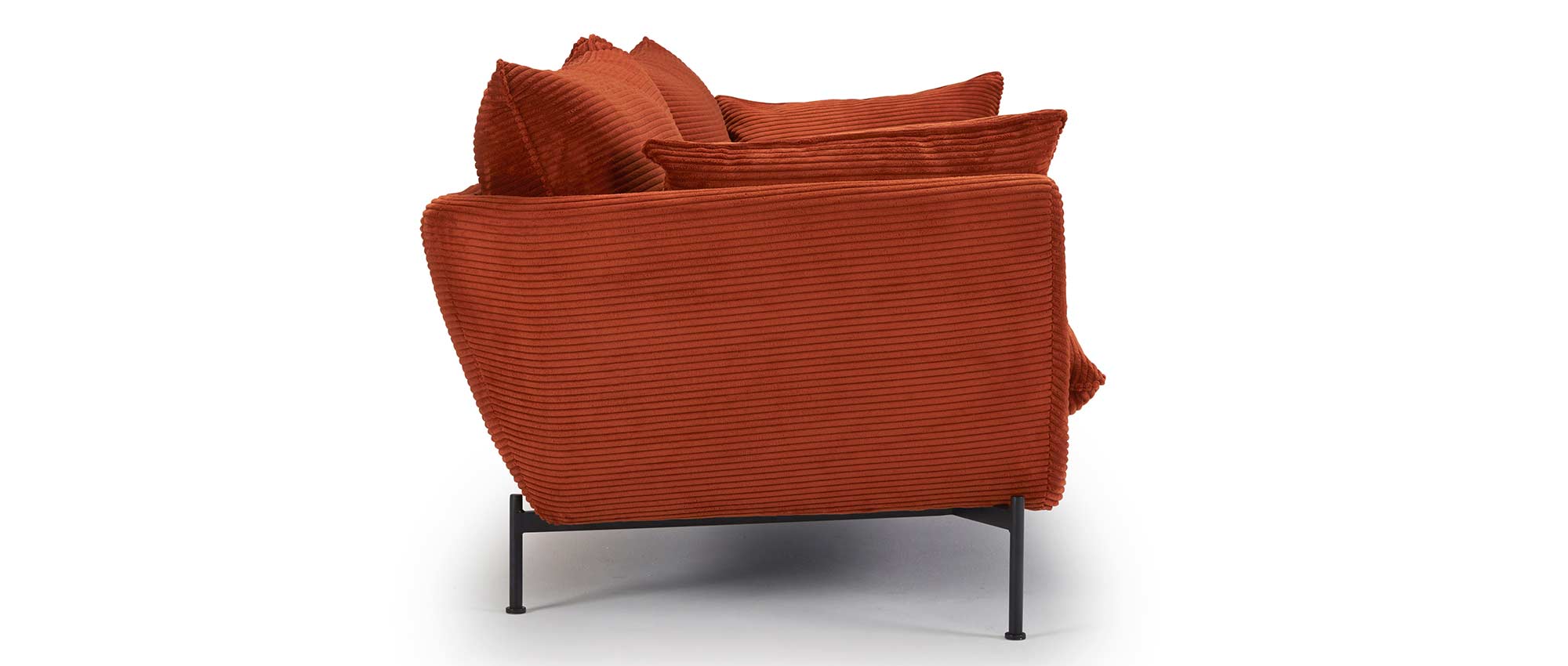 Das FALUN 2-Sitzer Sofa besitzt hier schmale, schwarze Metallfüße - Stoff Cord - Burnt Orange (595)
