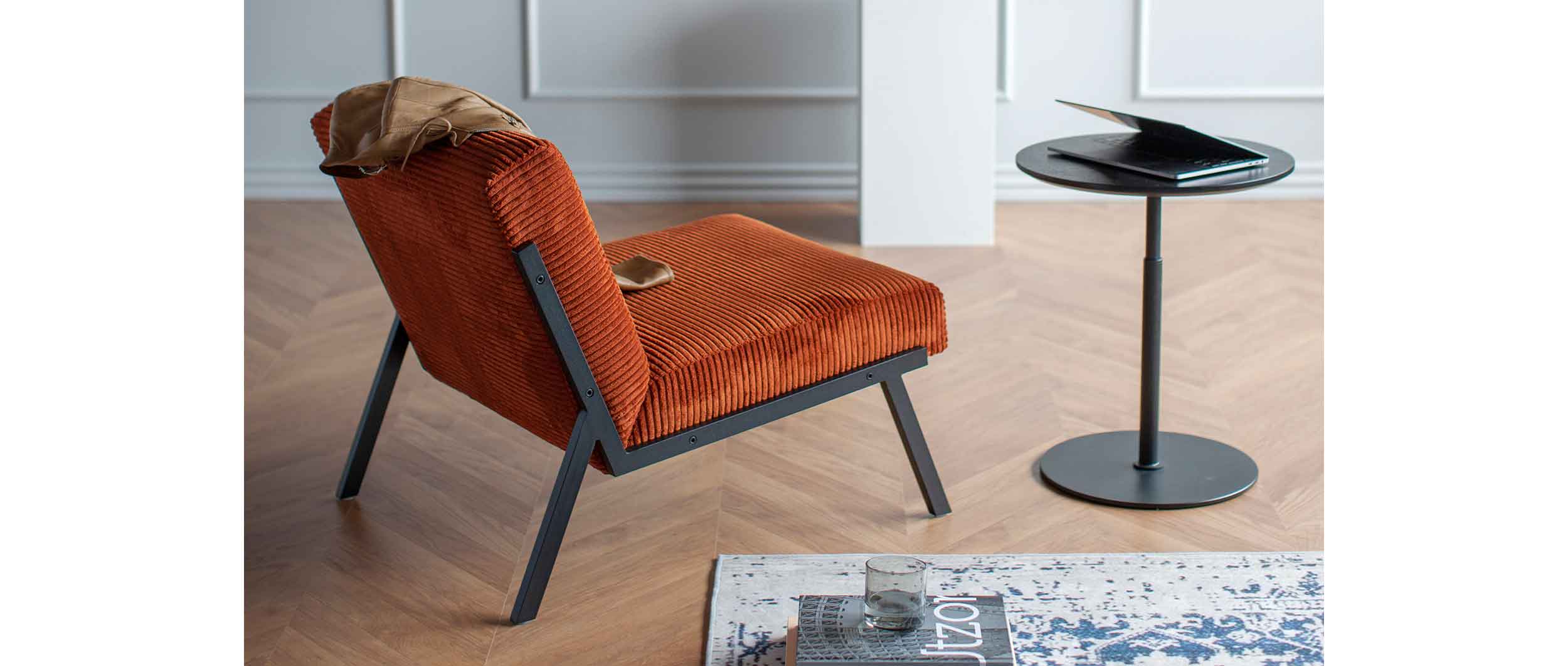 Kombinieren Sie den VIKKO Sessel mit anderen Innovation Möbeln wie z.B. dem KIFFA Tisch - hier Stoff Corduroy Burnt Orange (595)
