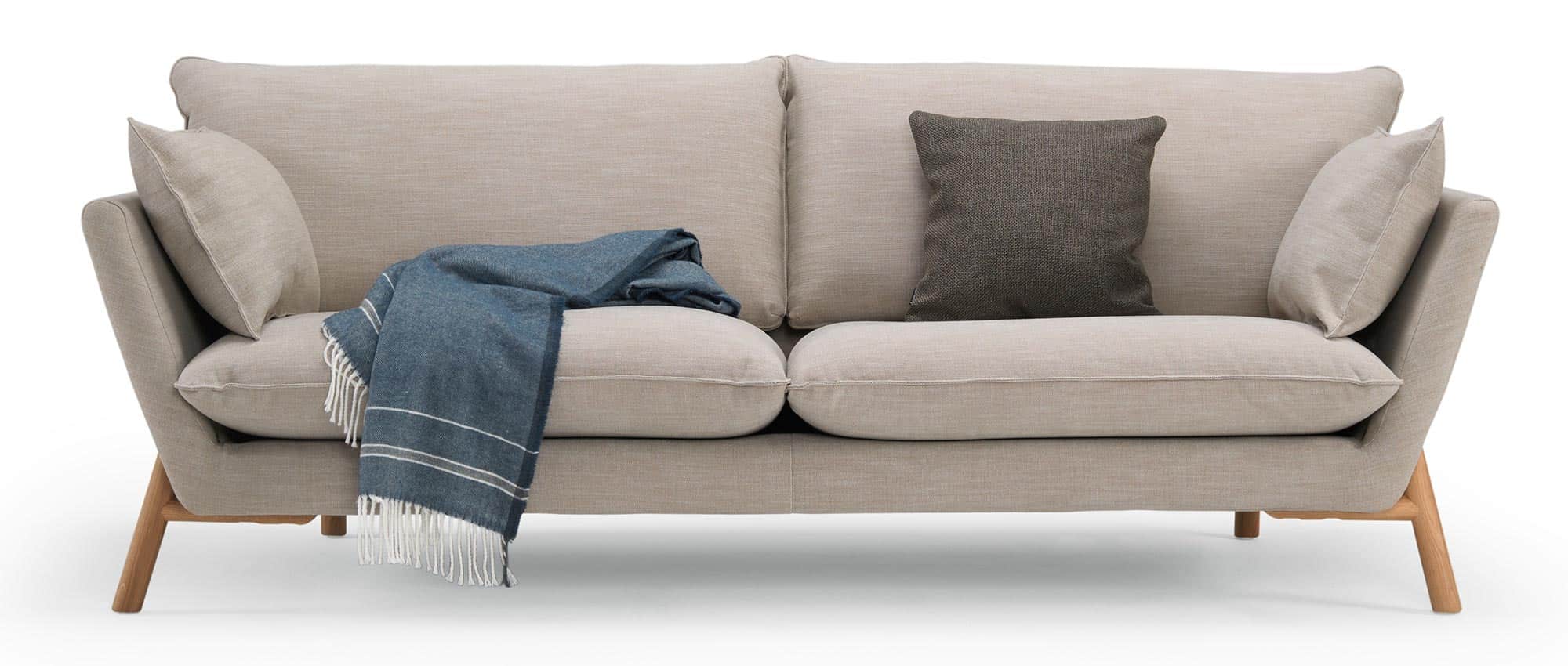 Das Designer Sofa HALDEN wirkt mit den schrägen Armlehnen besonders einladend - gezeigt ist hier das 3-Sitzer