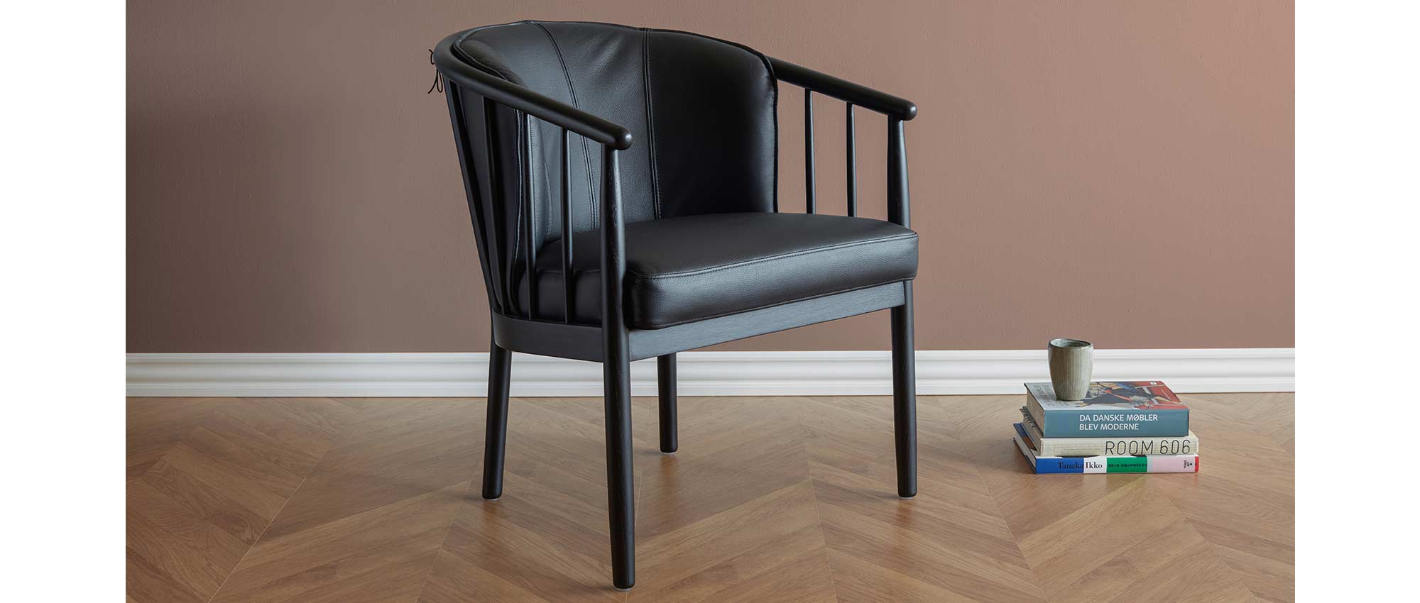 Der Designer Sessel ESBERG ohne Versteppung mit schwarzen Eichenholzfüßen und in Echtleder - Black (800)