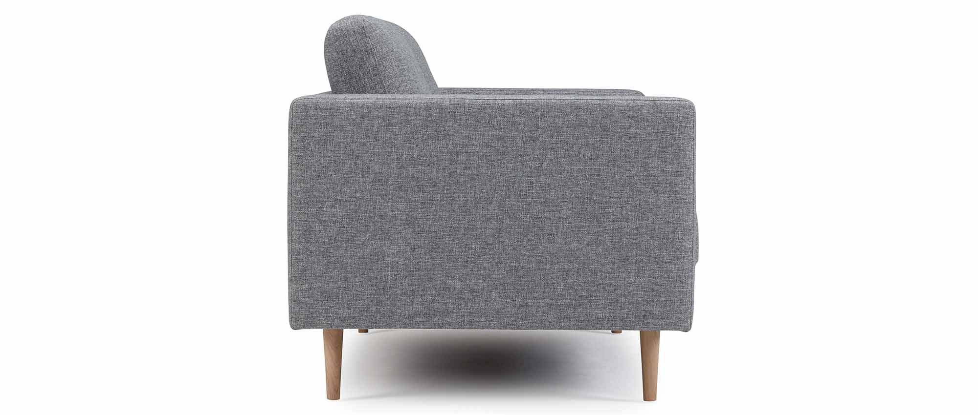 Das TRONDHEIM Designer Sofa hat breite oder schmale Armlehnen und spitze Holz- oder Metallfüße