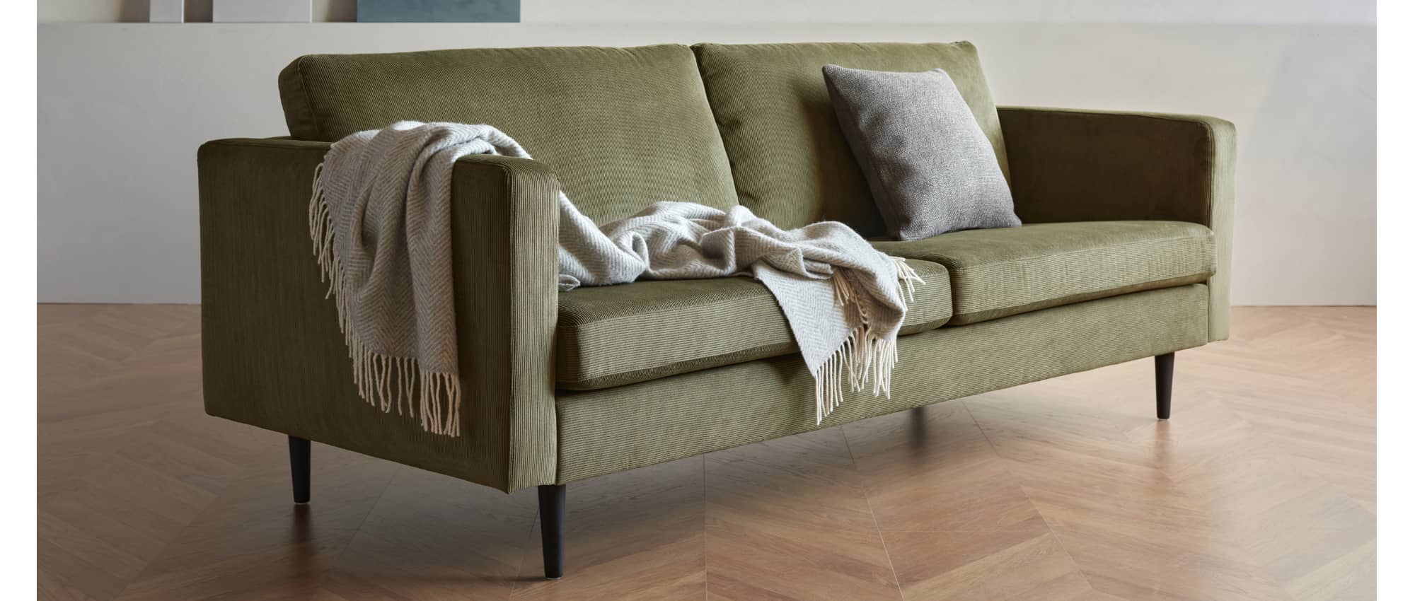 Der HALMSTAD Sessel ist auch mit schwarzen Eichenholzfüßen erhältlich - hier gezeigt am HALMSTAD 3-Sitzer Sofa