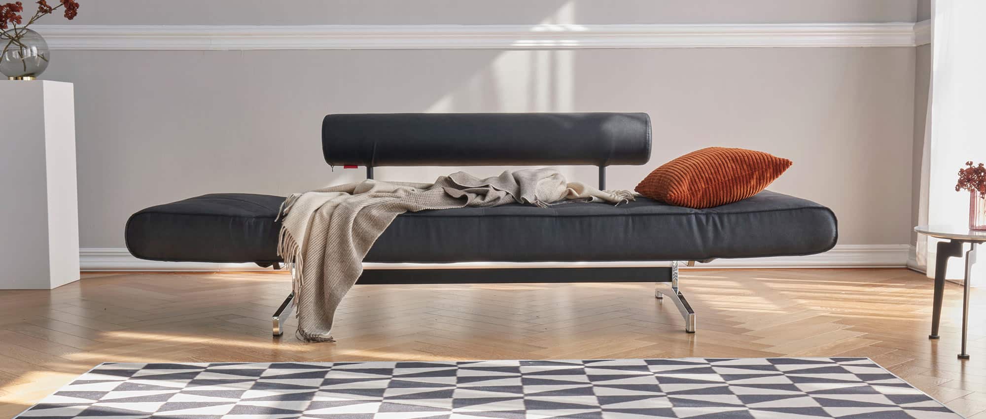 Nutzen Sie das GHIA Schlafsofa von Innovation als gemütliches Einzelbett - hier Kunstleder Faunal Black (550)
