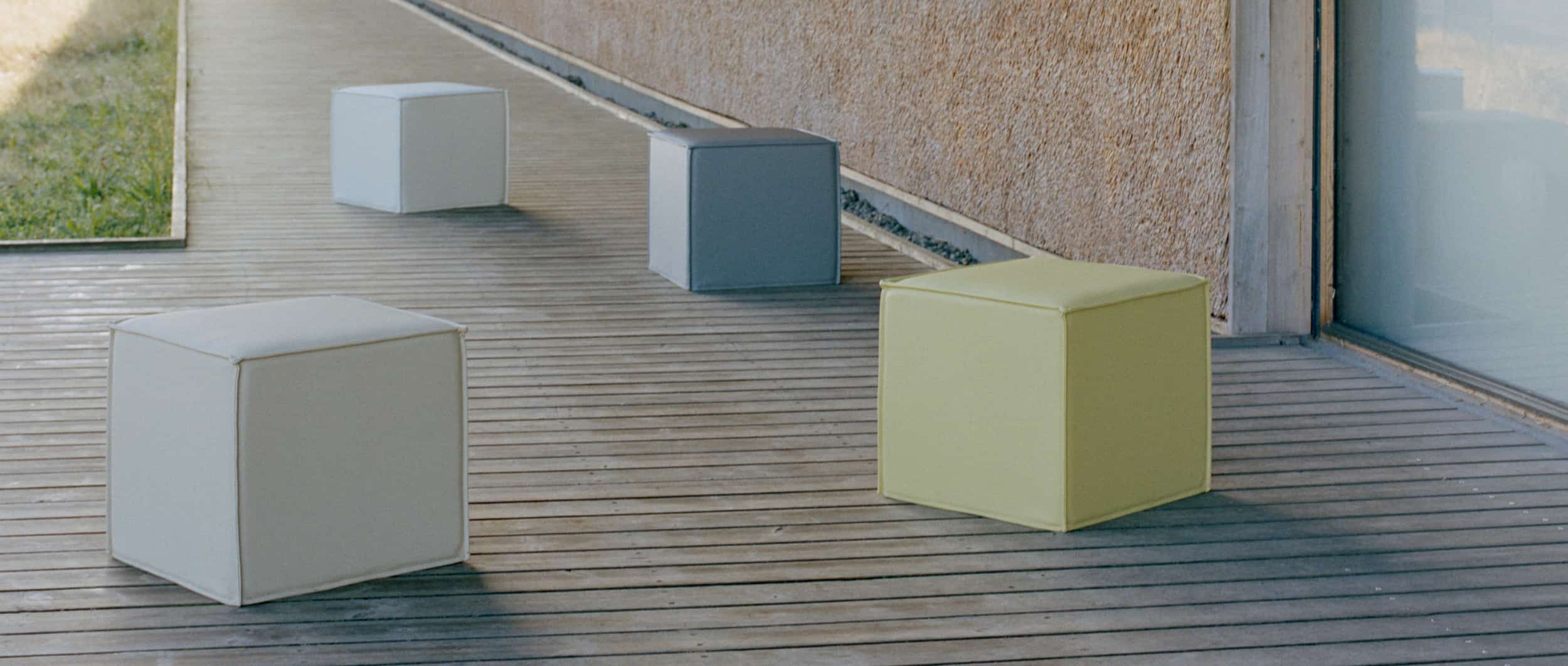 Die Softline Sitzhocker SPACE in der Tempo outdoor Version eignen sich auch für die Gestaltung einer Sitzgruppe im geschützten Außenbereich