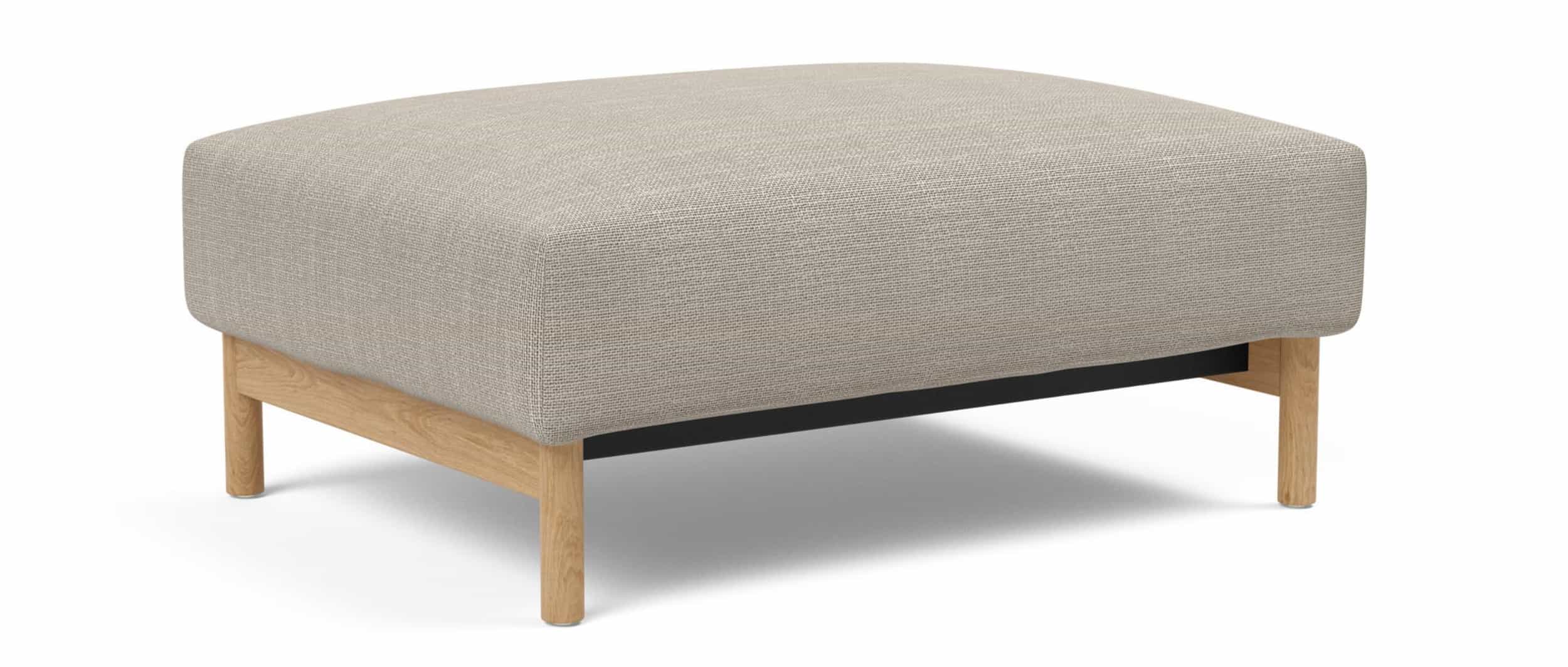 Der MALLOY WOOD Hocker von Innovation mit lackierten Eichenholzfüßen passt perfekt zum gleichnamigen Schlafsofa - hier Stoff Kenya Gravel (579)