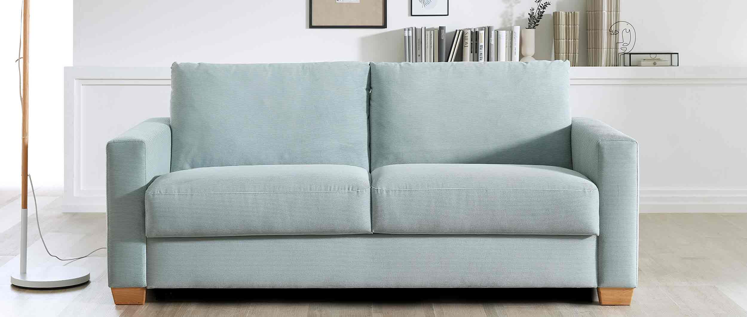 Das FREIBURG DELUXE Bettsofa ist auch mit geraden Armlehnen erhältlich