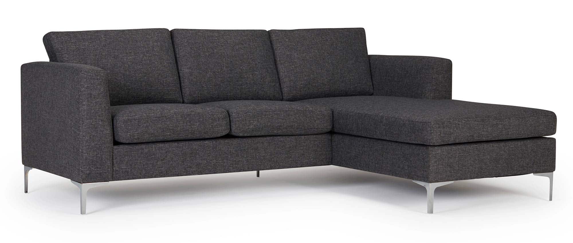 Hier das TRELLEBORG 2-Sitzer Ecksofa mit Longchair rechts mit Rückenkissen, Polsterarmlehnen und Chromfüße
