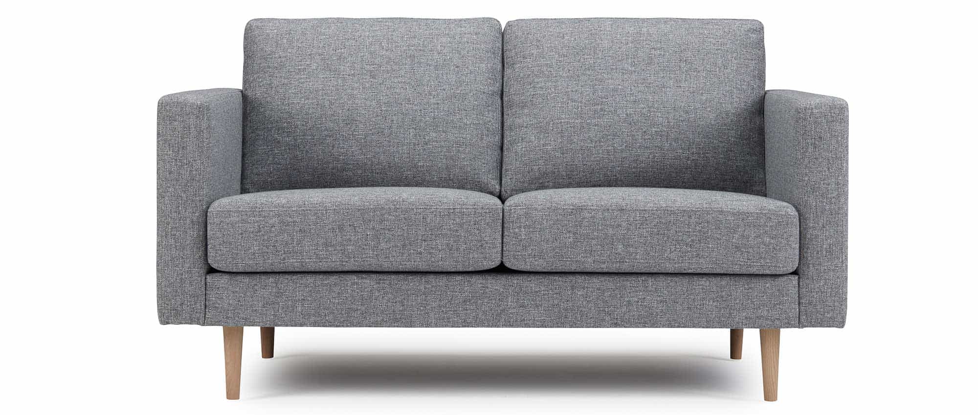 Das TRONDHEIM 2-Sitzer Designer Sofa mit geraden Armlehnen und spitzen Holzfüßen in Eiche lackiert 