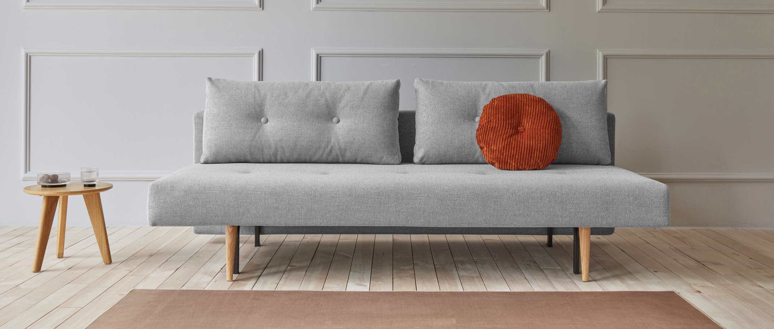 Innovation RECAST PLUS Schlafsofa mit hellen Styletto Holzfüßen 