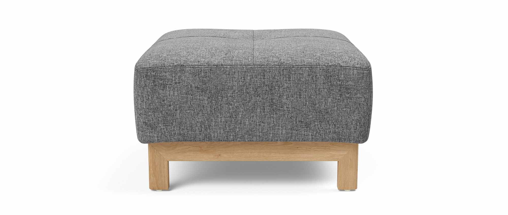 Der PYXIS DELUXE EXCESS Hocker mit hellen Holzfüßen aus Eiche im Stoff Twist Charcoal (563)