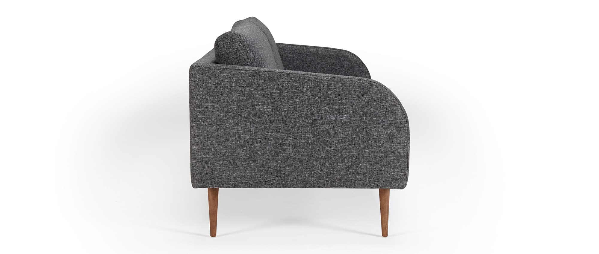 Das BERGEN Designer Sofa mit abgerundeten Armlehnen und eleganten, dunklen Holzfüßen aus Eiche