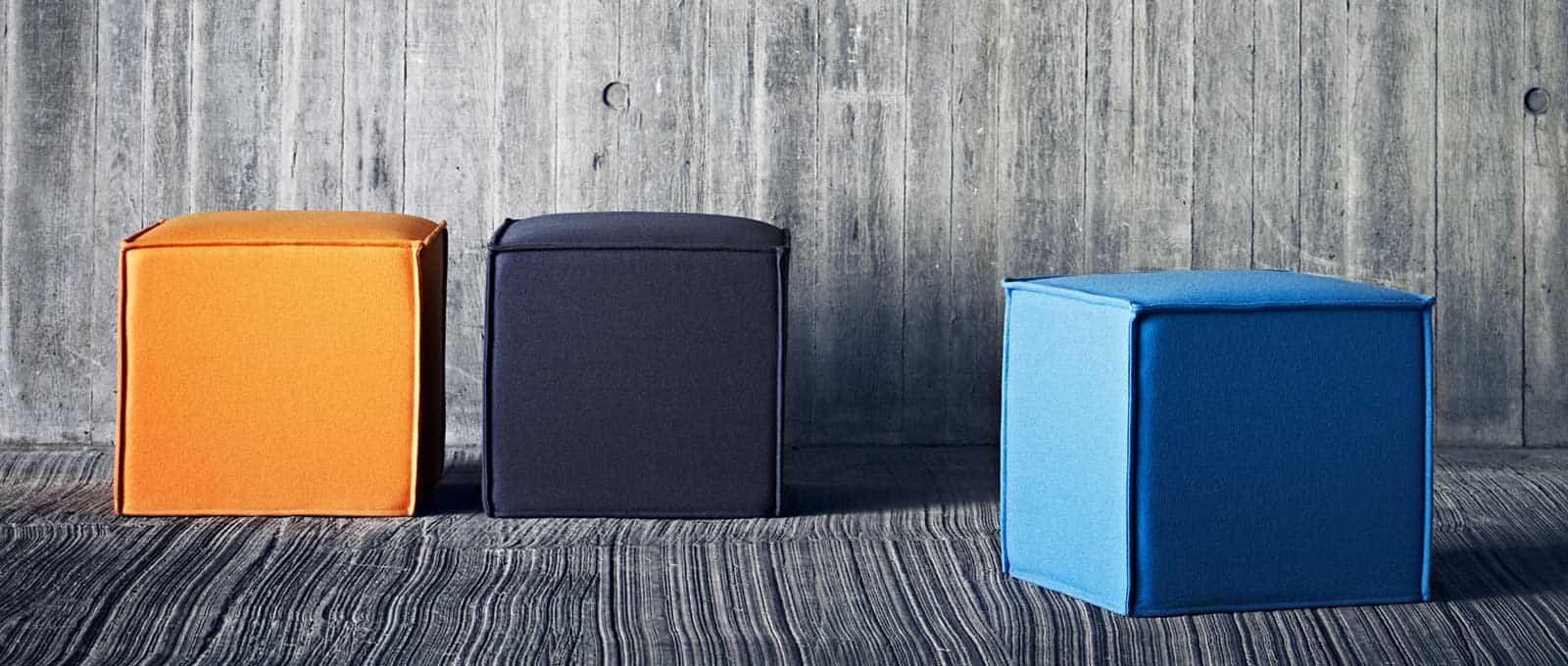 Der SPACE Hocker von Softline in orange, schwarz und blau